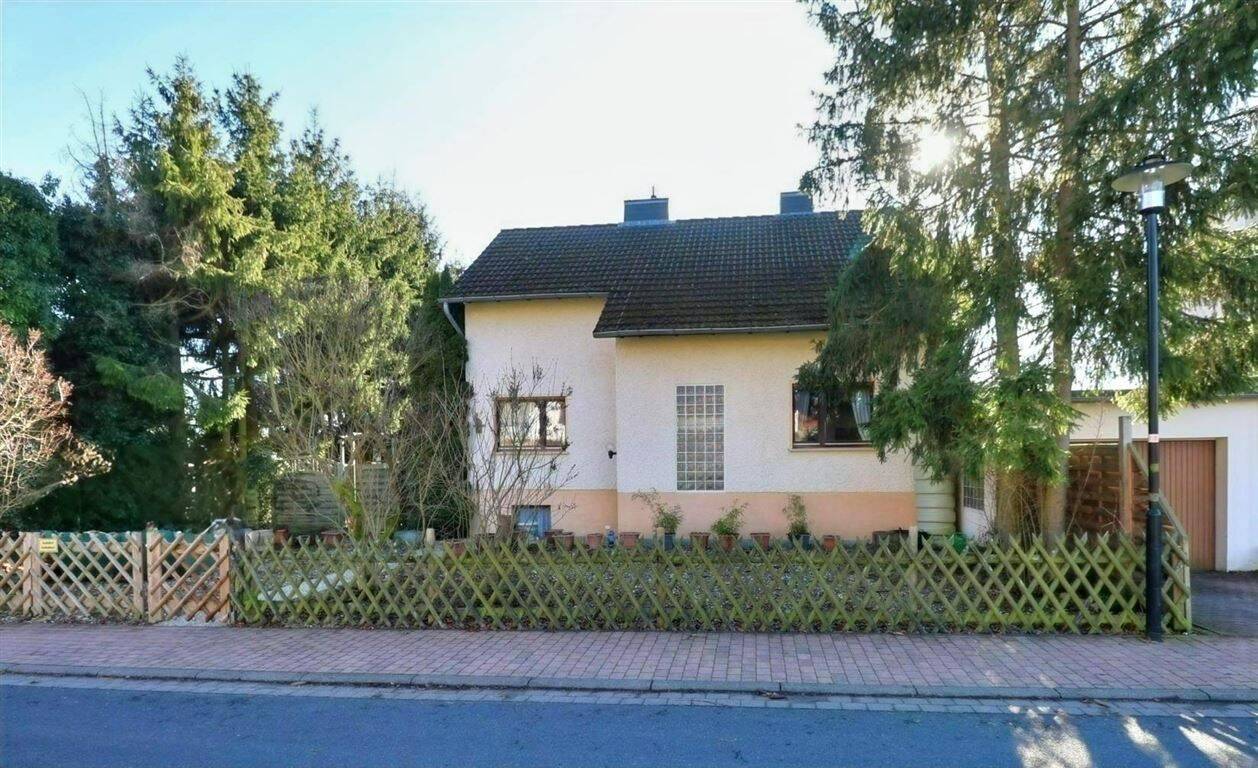 Viel Platz für die Familie im Haus und im Garten: Einfamilienhaus mit großer Garage, 37276 Meinhard