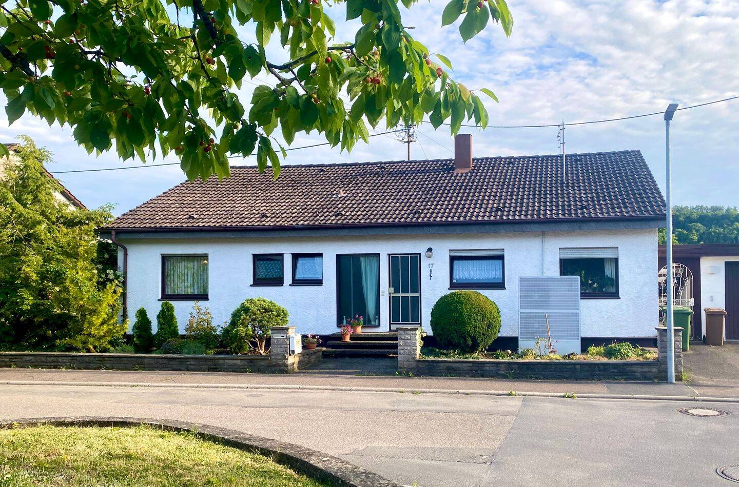 Einfamilienwohnhaus mit vermieteter Einliegerwohnung, 74238 Krautheim