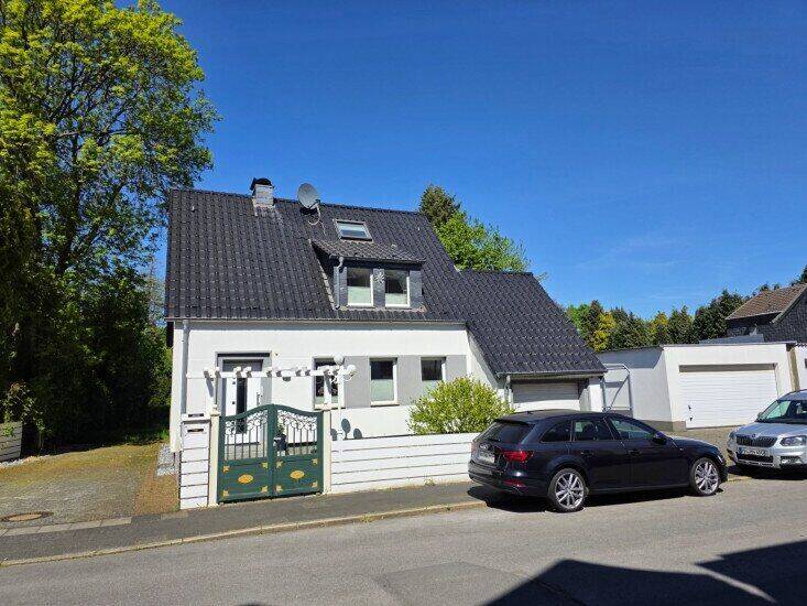 Freistehendes, modernes Einfamilienhaus mit 2 Garagen und großem Grundstück in Mülheim Styrum, 45476 Mülheim an der Ruhr (Mitte Styrum)