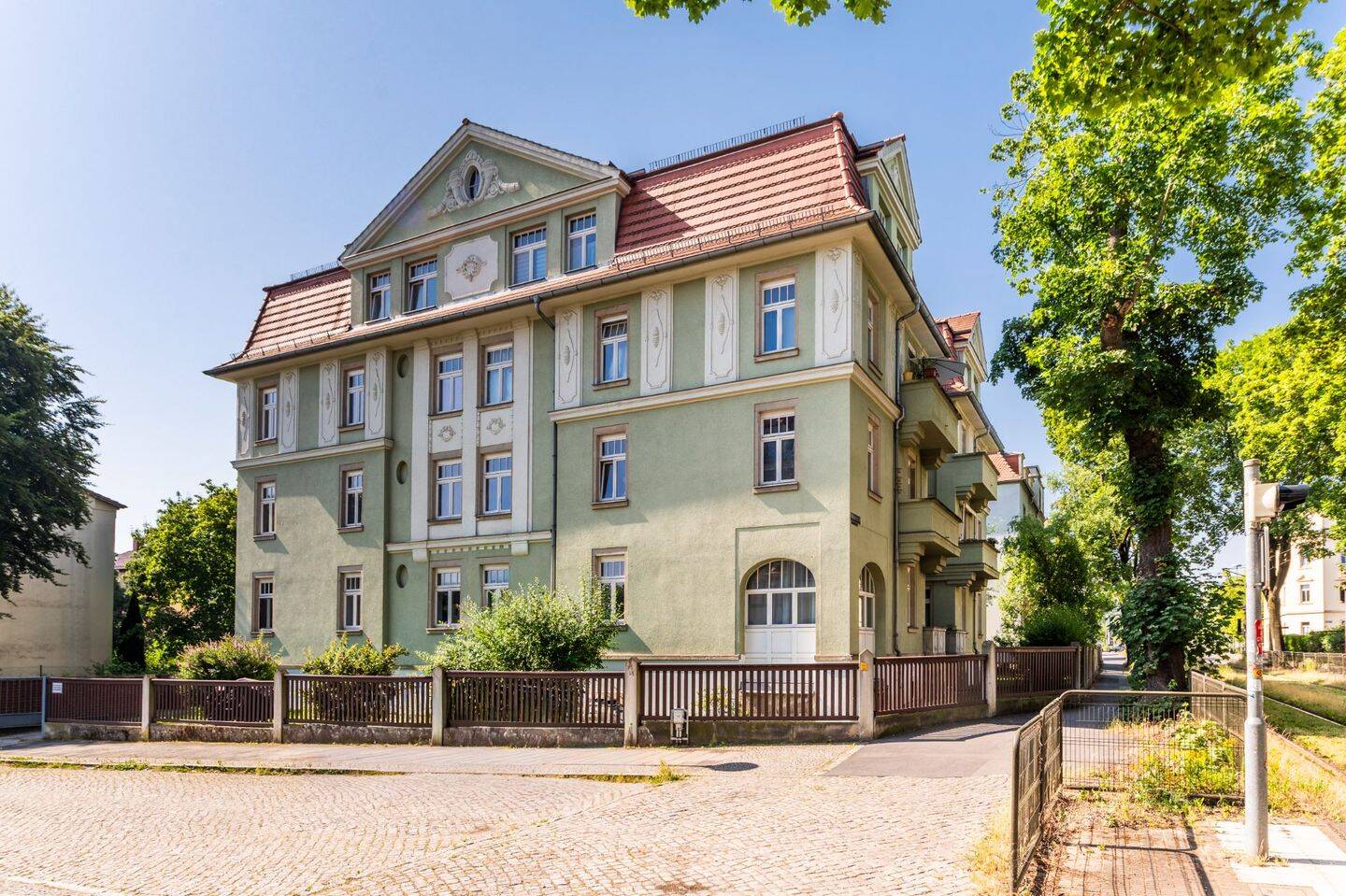 Charmante leerstehende 2-Zimmer-Etagenwohnung mit Parkett im Denkmalobjekt, 1157 Dresden