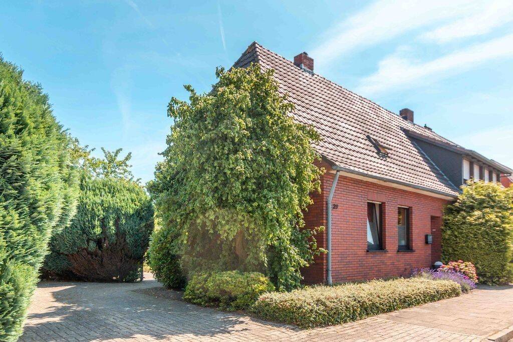 Renovierungsbedürftige Doppelhaushälfte mit Potenzial in Nordhorn, 48529 Nordhorn