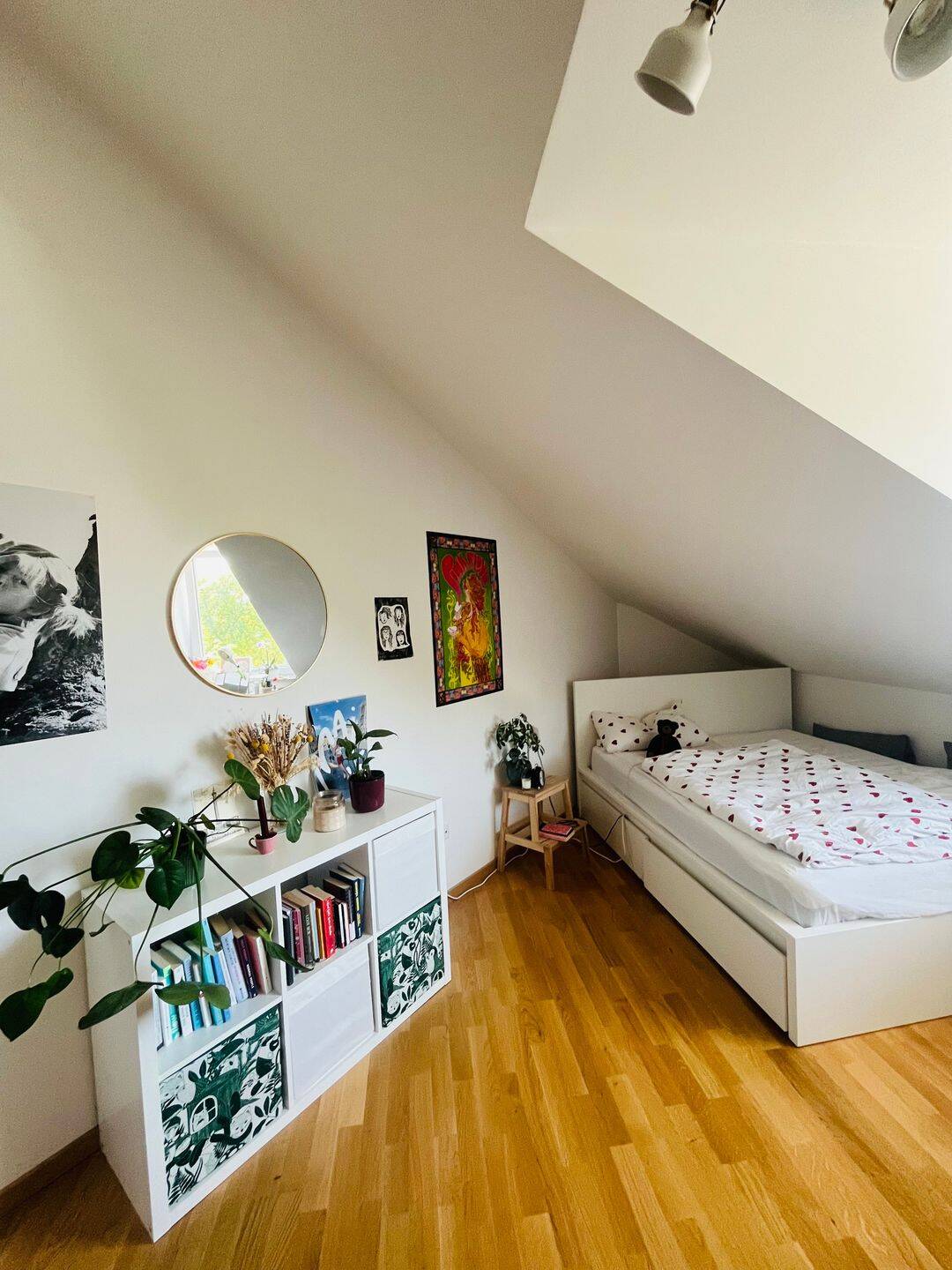 Großes, gemütliches möbliertes WG-Zimmer mit Wohnzimmer zur Zwischenmiete, 93053 Regensburg (Galgenberg Kasernenviertel Kumpfmühl-Ziegetsdorf-Neuprüll Oberisling-Graß)
