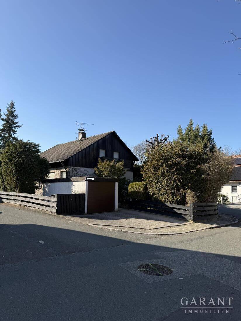 Charmanter Bungalow mit Galerie, Gartenidylle und Garage in Fürth-Vach, 90768 Fürth