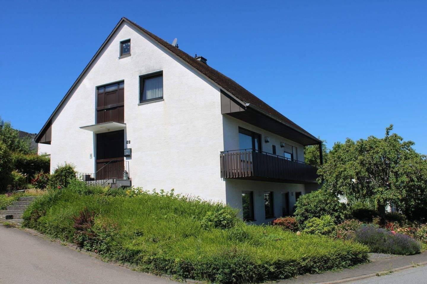 Familienfreundliches Einfamilienhaus mit schöner Einliegerwohnung und Garten sowie großer Doppelgarage in Pluwig, 54316 Pluwig