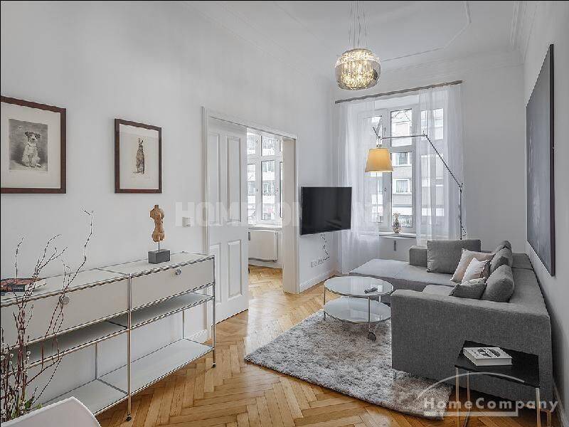Kernsanierte und hochwertig möblierte 4-Zimmer-Wohnung mit Balkon – München – Bild 1 von 3