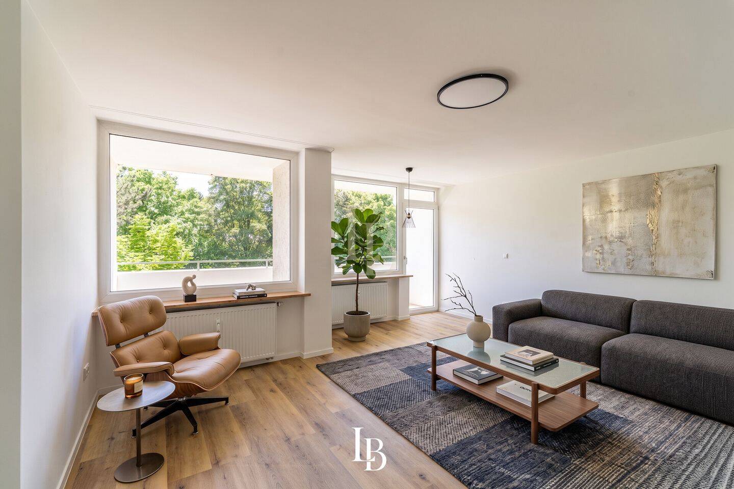 Modern wohnen in München: Renovierte 2-Zimmer-Wohnung mit Balkon, Küche & Aufzug, 81927 München (Bogenhausen)
