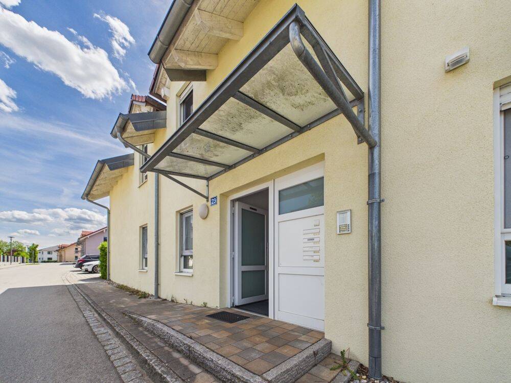 Wohnen auf zwei Etagen: Helle Dachgeschosswohnung mit Einbauküche, 84561 Mehring