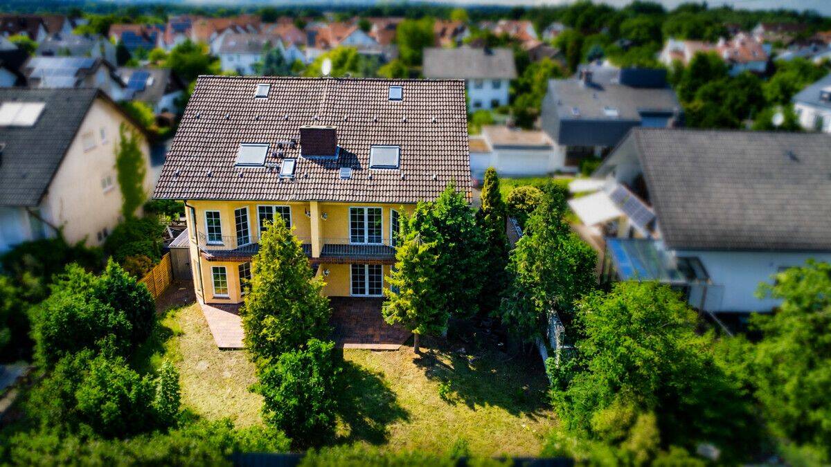 Schön geschnittene Doppelhaushälfte mit Einliegerwohnung in begehrter Lage von Dieburg, 64807 Dieburg
