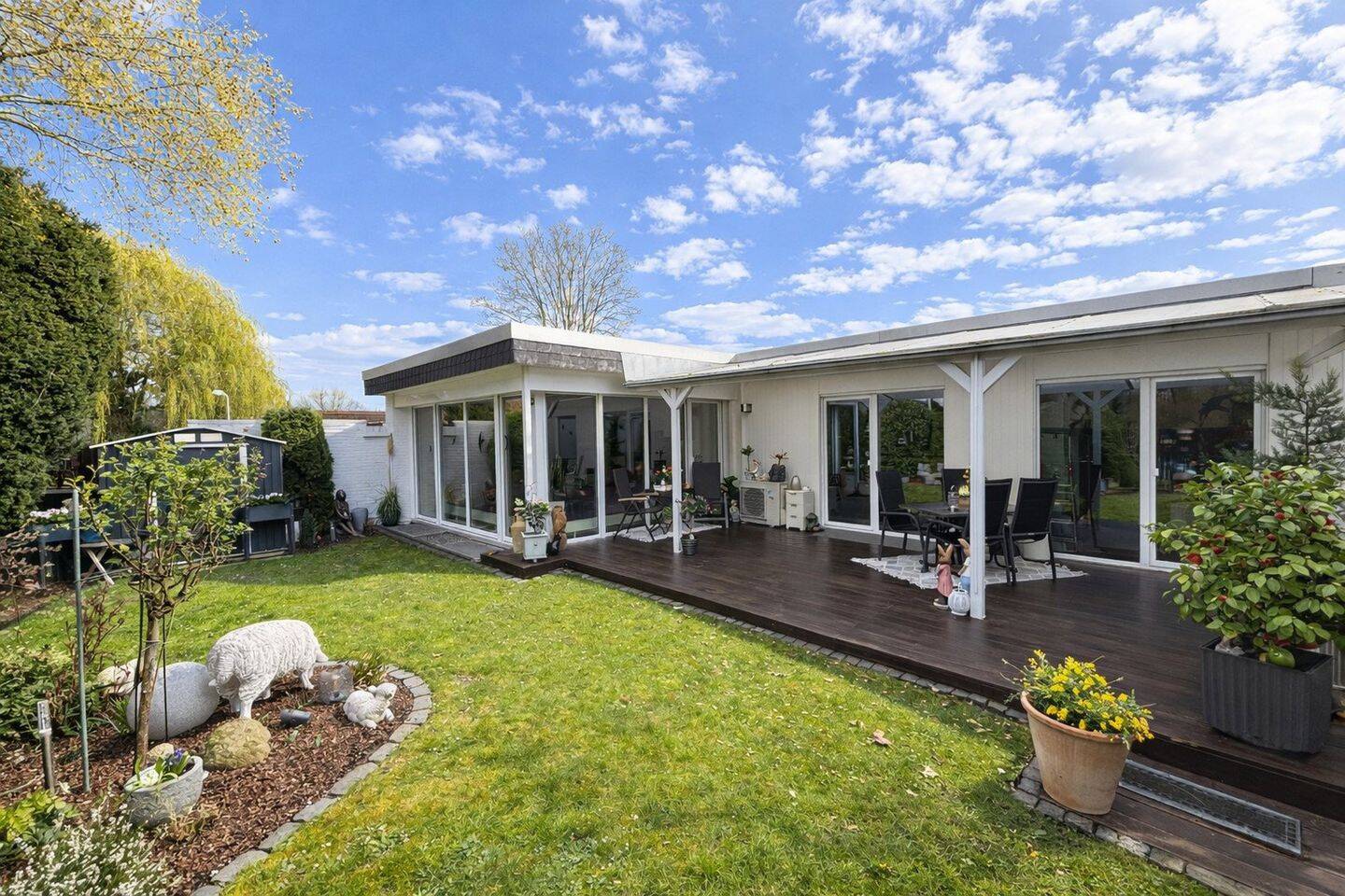 Modernisiertes Einfamilienhaus/Bungalow mit über 288m², Kellerwohnräumen und Stellplätzen, 50226 Frechen
