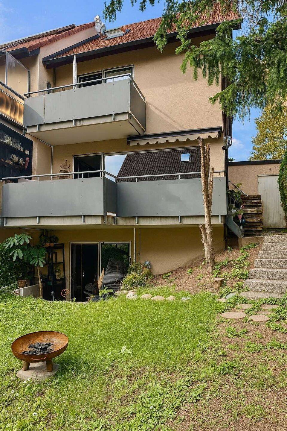 Doppelhaushälfte in Stuttgart-Stammheim: 145 m² Wohnfläche, Kamin, Garten & Garage, 70439 Stuttgart (Neuwirtshaus Stammheim Zuffenhausen)