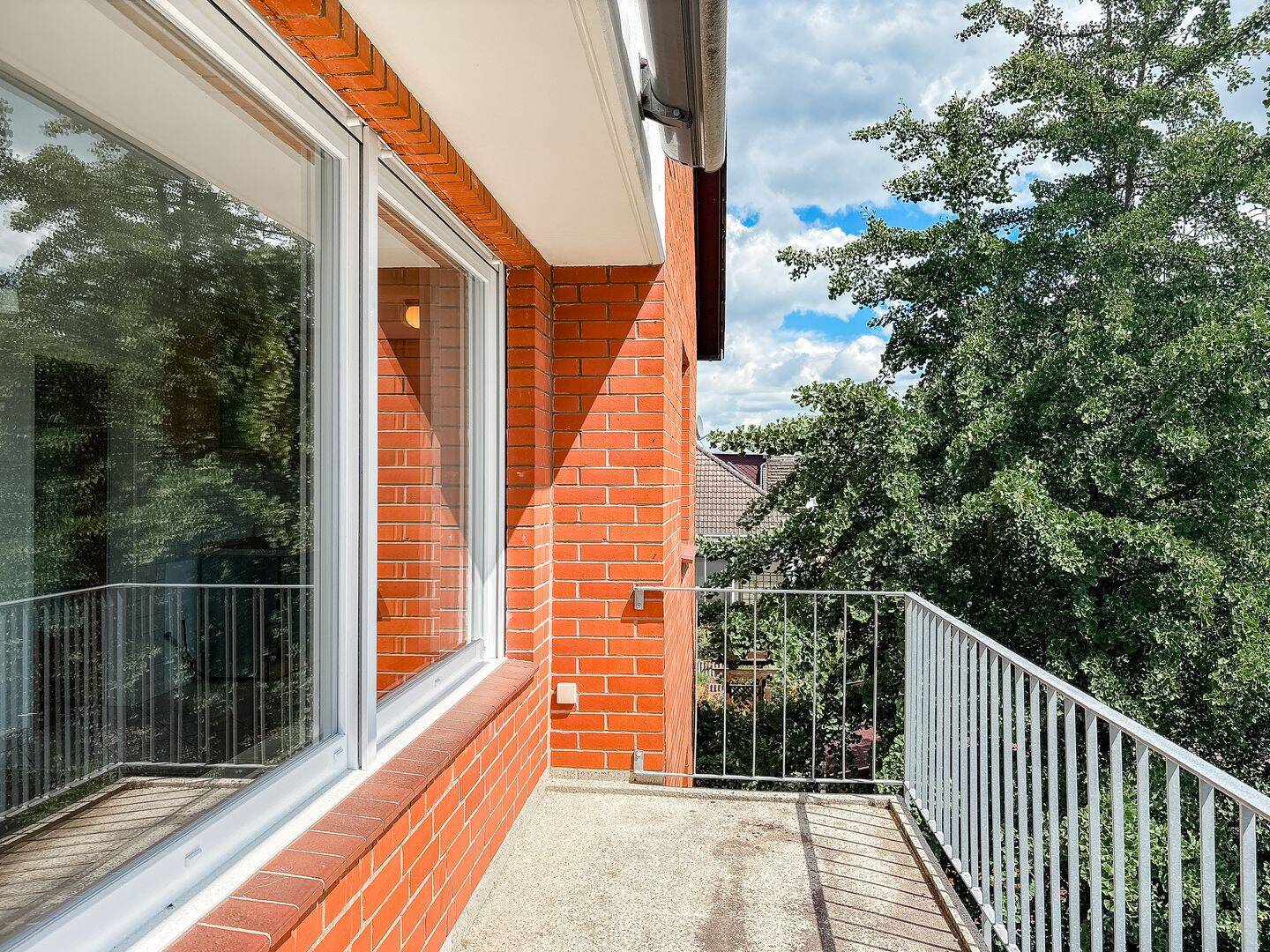 Einziehen und wohlfühlen: Renovierte Mietwohnung mit Balkon, 30627 Hannover