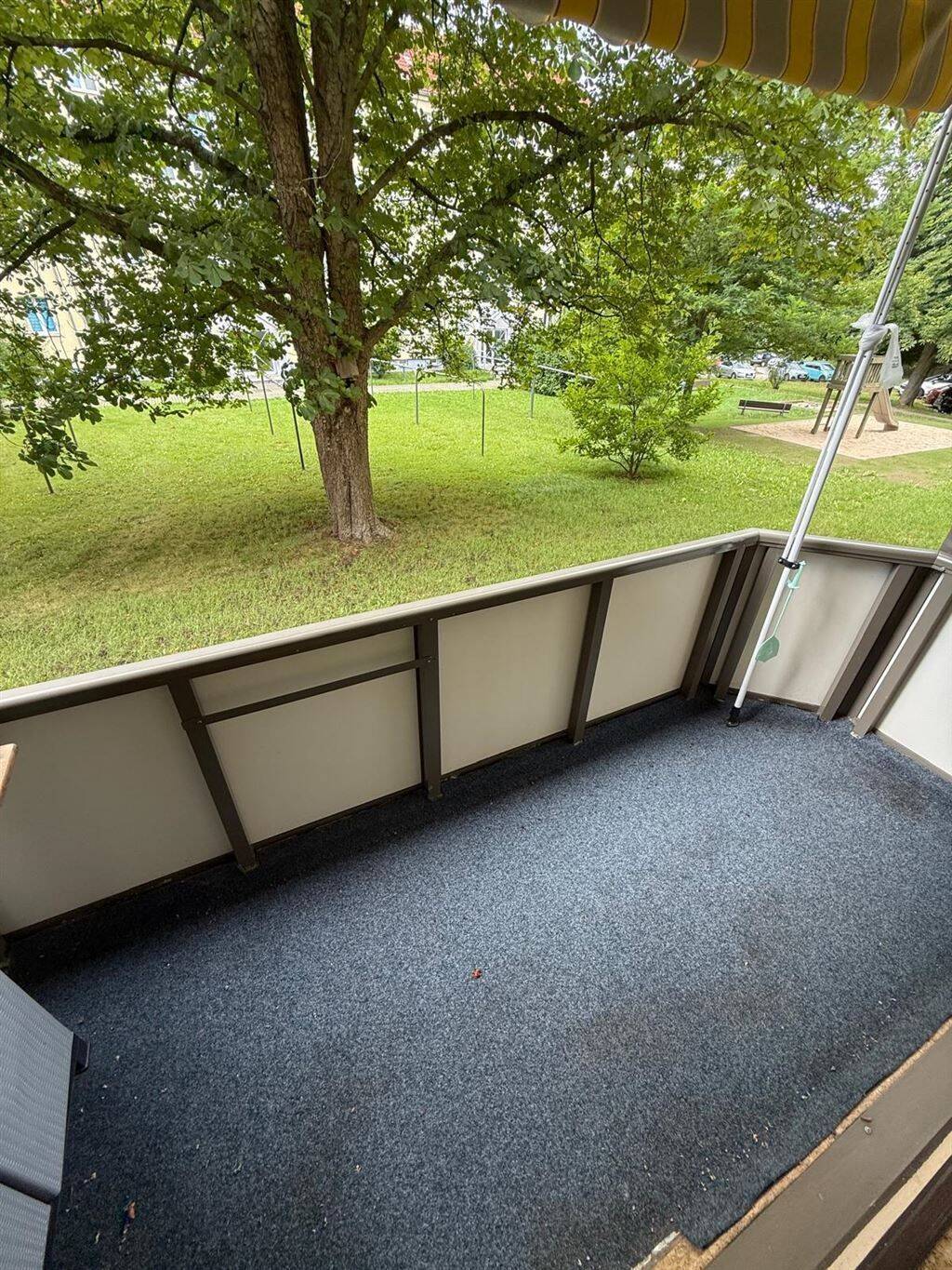 Gemütliche und vermietete 3-Zimmer mit Laminat, Balkon, Stellplatz und Wannenbad in ruhiger Lage!, 9120 Chemnitz (Altchemnitz Bernsdorf Helbersdorf Kapellenberg)