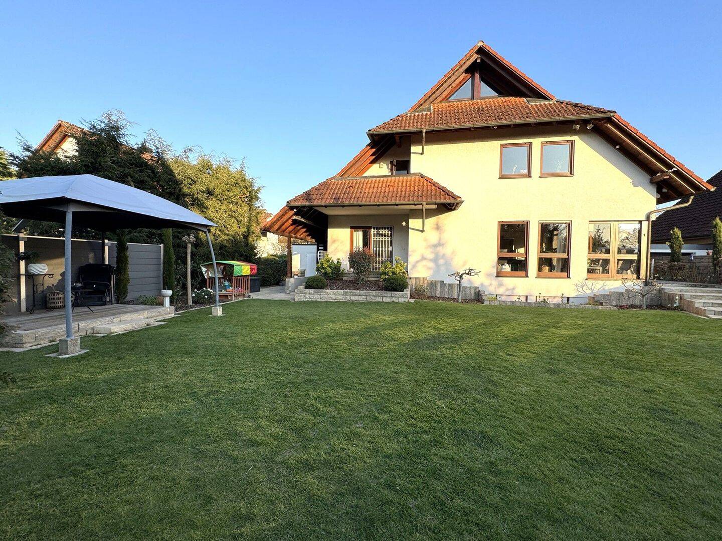 Hochwertiges, freistehendes Einfamilienhaus in begehrter, sonniger Stadtrandlage, 77815 Bühl
