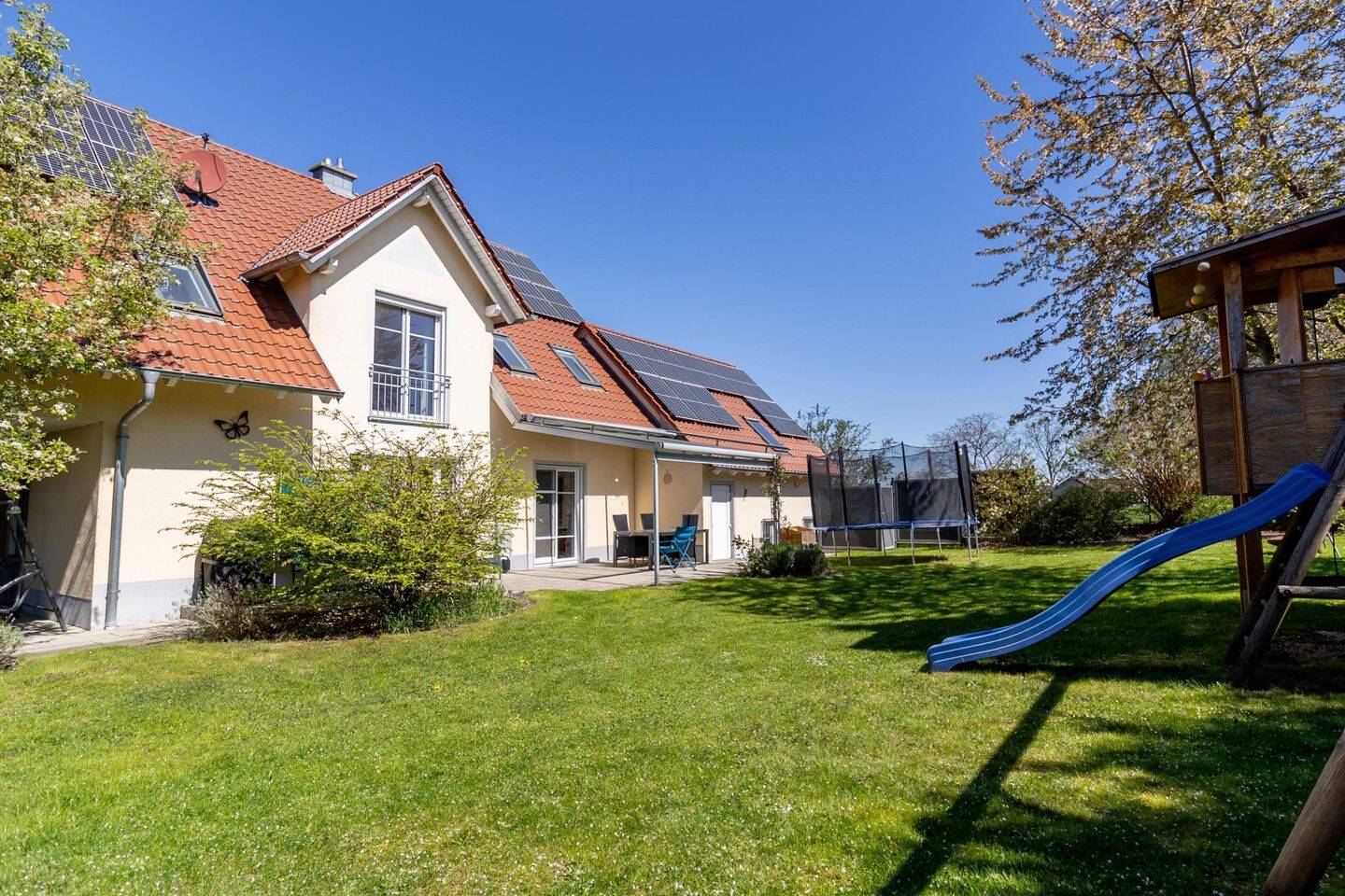 Wohnkomfort pur: Großzügiges Zuhause mit Wintergarten und Gartenidylle, 86444 Affing
