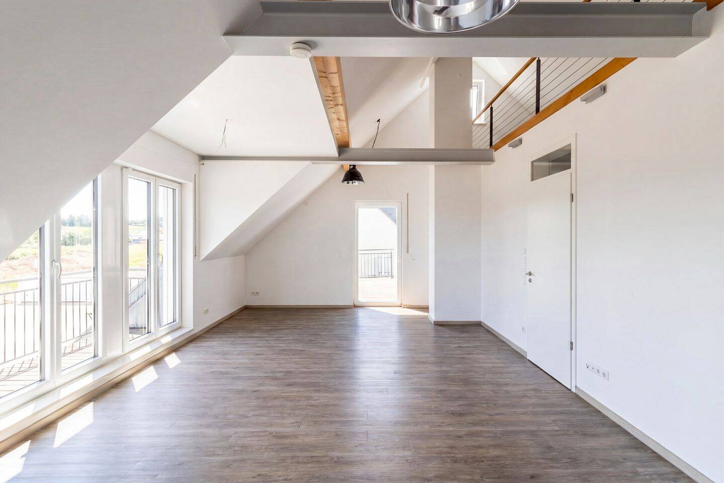 4 ZKB + Galerie: Herrliche Dachgeschoss-Wohnung in Kleinberghofen, 85253 Erdweg