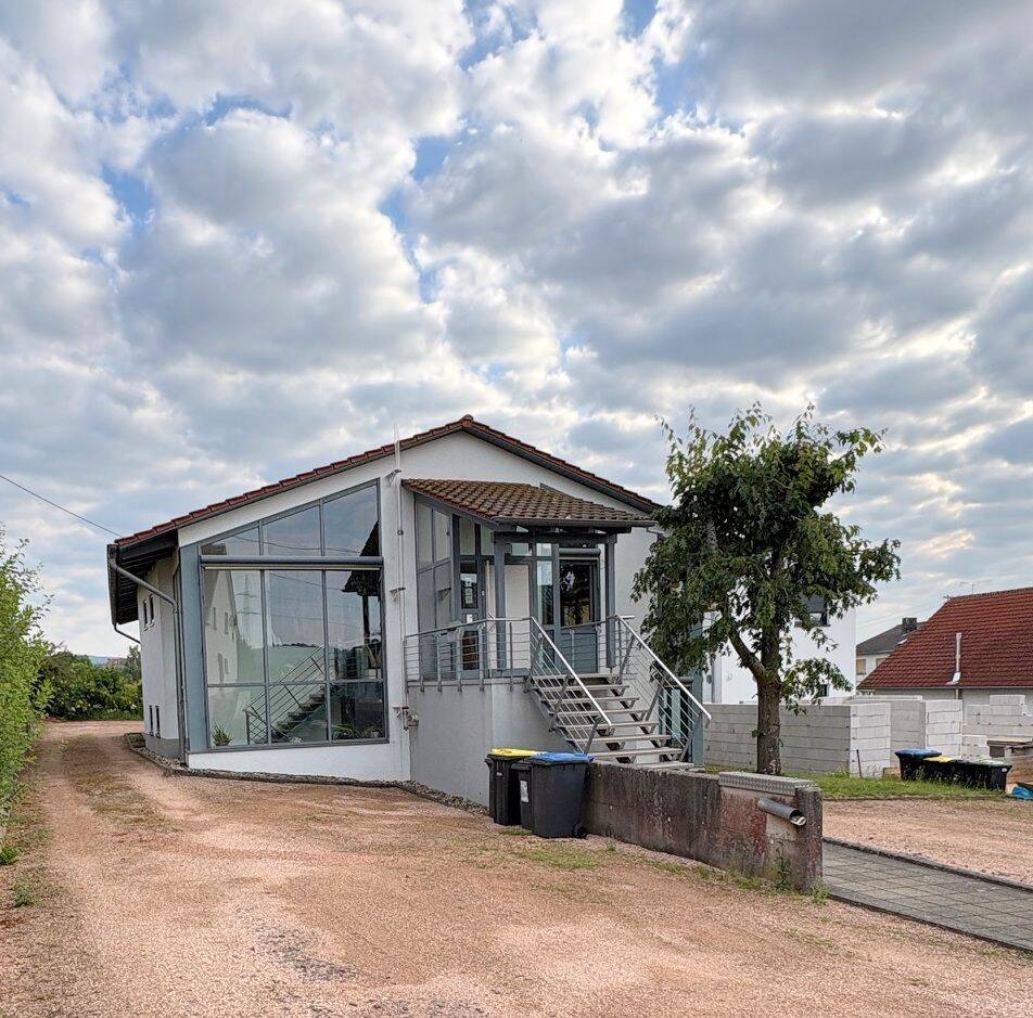 *RESERVIERT*Vielseitiges Gebäude am Ortsrand von Niederlosheim gelegen mit großem Grundstück!, 66679 Losheim am See