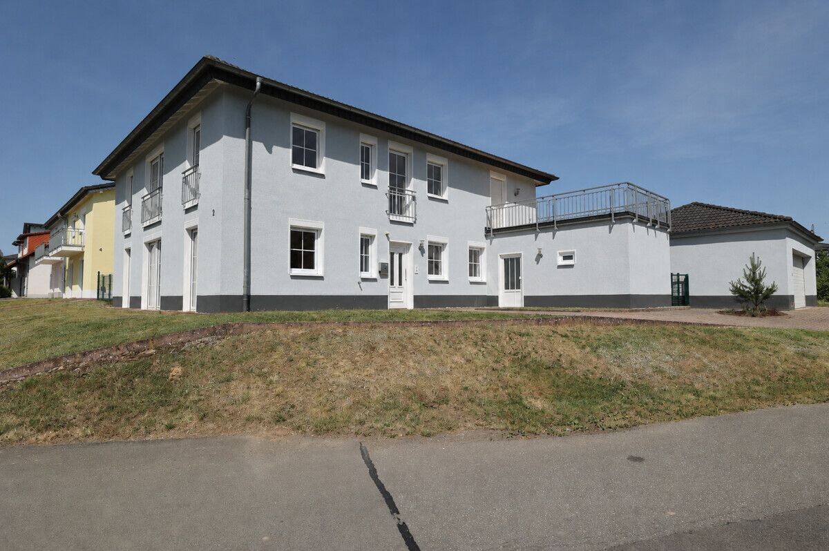 Attraktives Wohnhaus mit zwei Einheiten und großzügigem Raumangebot !, 67686 Mackenbach