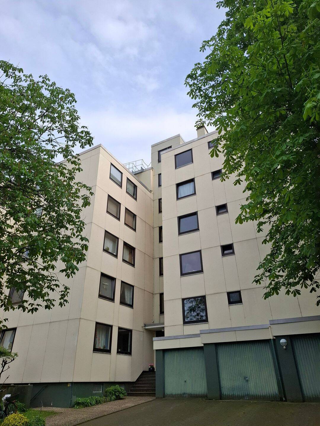 Großzügige Eigentumswohnung im 4. OG mit Fahrstuhl, Balkon und traumhaftem Blick über den Teutoburger Wald – 5 ZKB, Gäste-WC, Balkon und Garage, 33619 Bielefeld