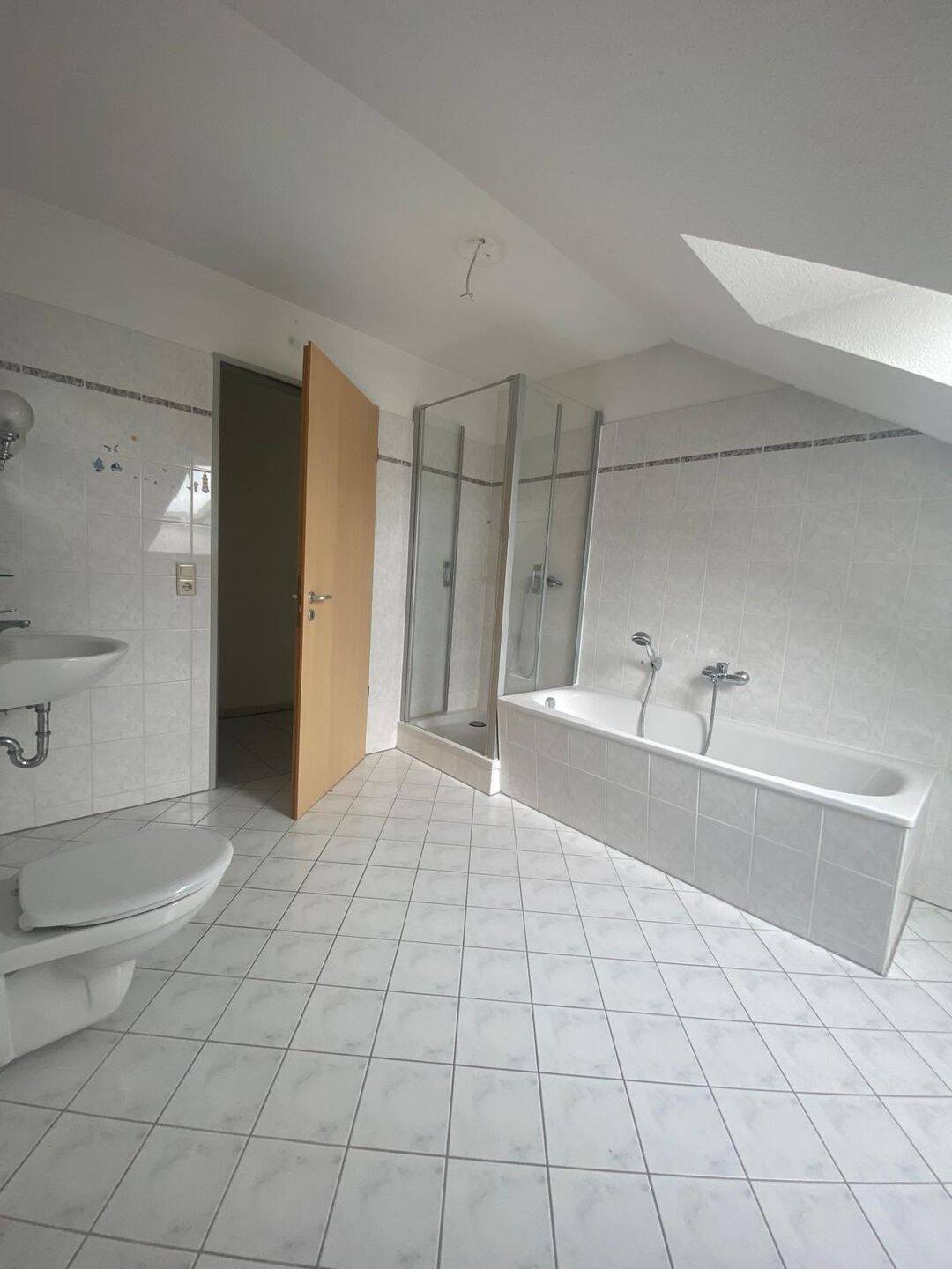 Helle 3 Raumwohnung im Dachgeschoss/Fahrstuhl/Balkon zu vermieten!!!, 6242 Braunsbedra
