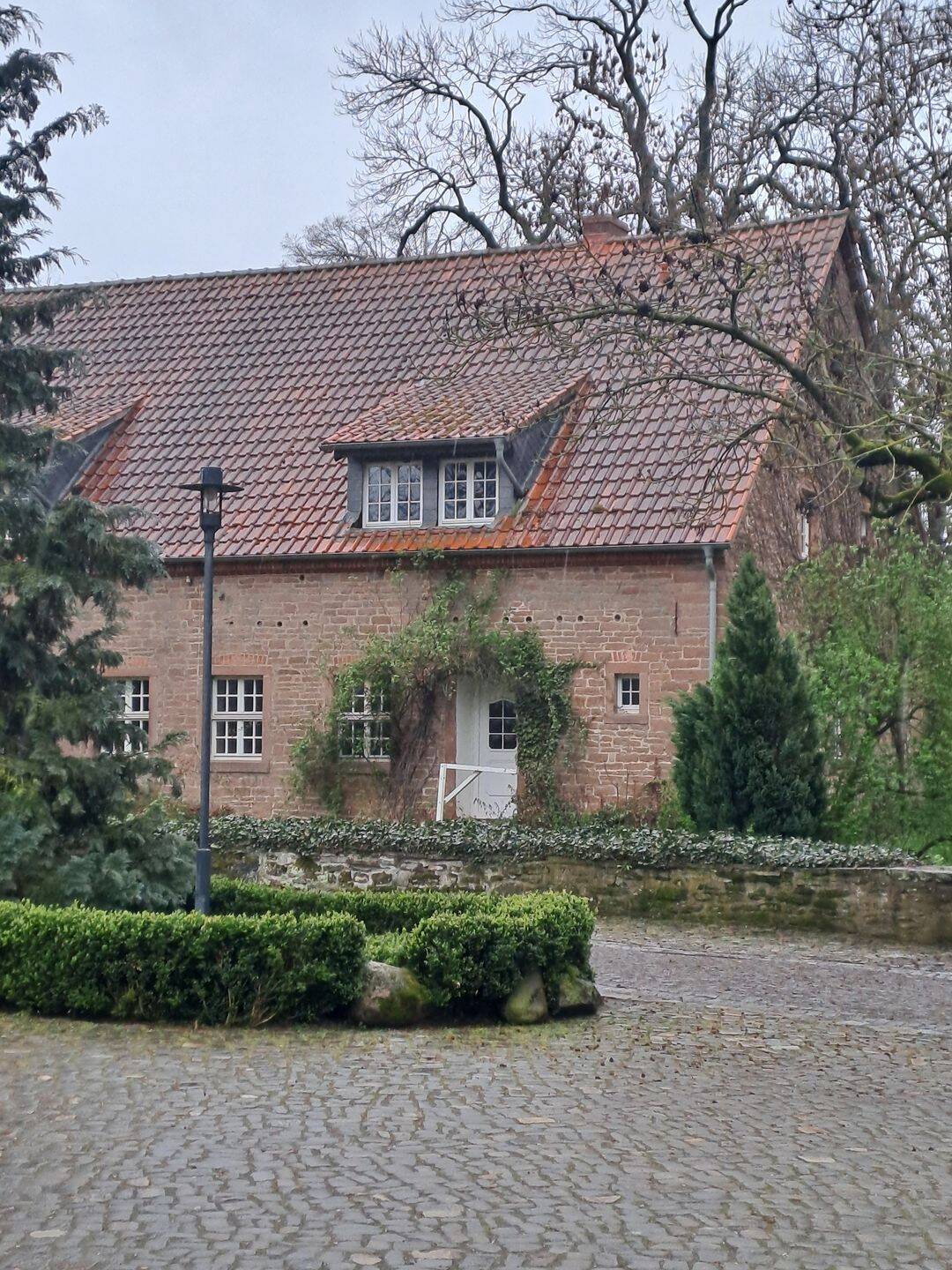 Das besondere Objekt zum Top-Preis ! Sanierte Doppelhaushälfte direkt am Schloss., 39343 Altenhausen