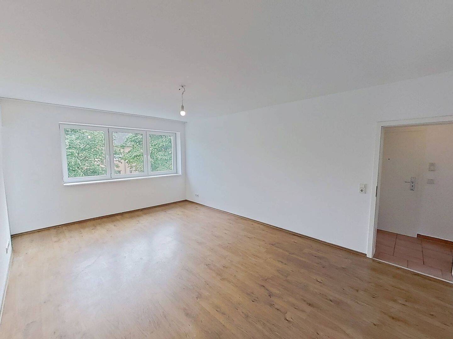 Moderne 4-Zimmer-Wohnung mit Wannenbad, Gäste-WC und sonnigem BALKON, 29229 Celle