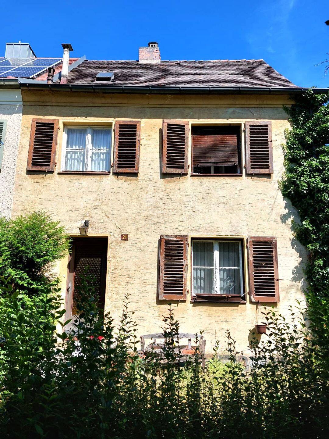 Renovierungsbedürftige DHH mit Gartenidylle mitten in Nürnberg, 90431 Nürnberg