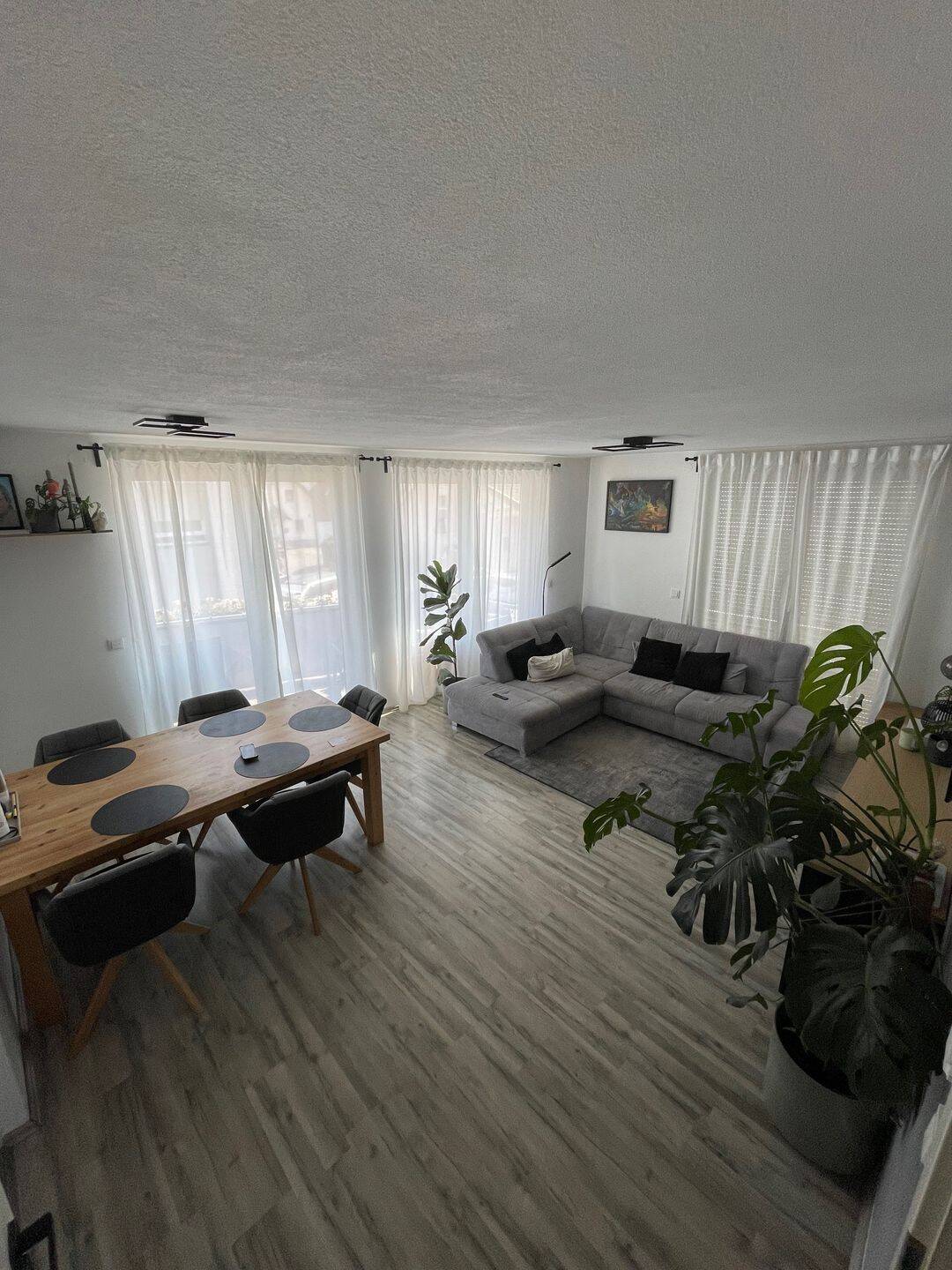Großzügige 136 m‘ Wohnung mit zwei separaten Eingängen, Garage, 2 Stellplätzen und Klimaanlage in Burgau, 89331 Burgau