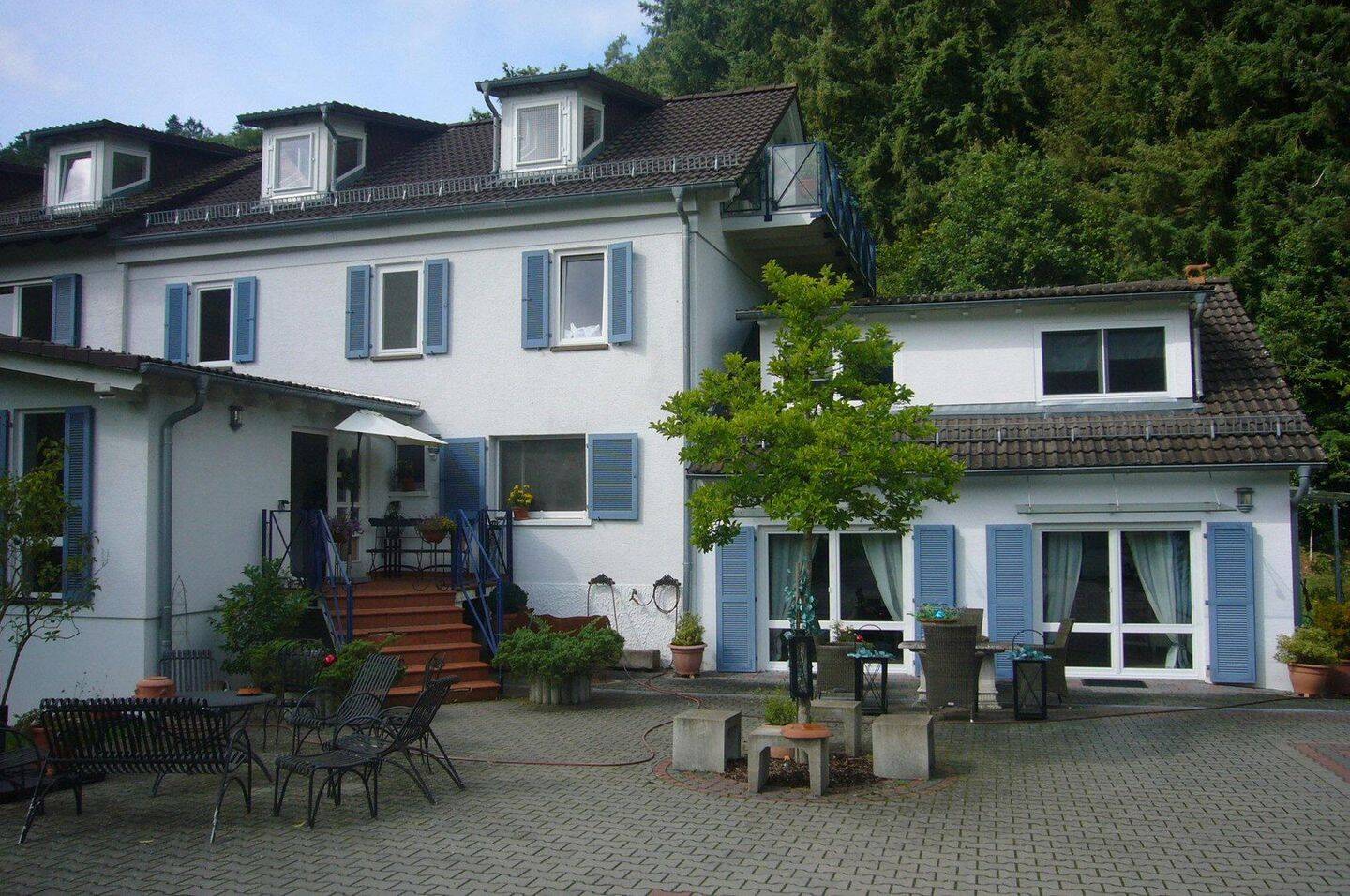 Repräsentatives Landhaus mit vielfältiger Raumgestaltung bis zu 3 Einheiten, 64760 Oberzent