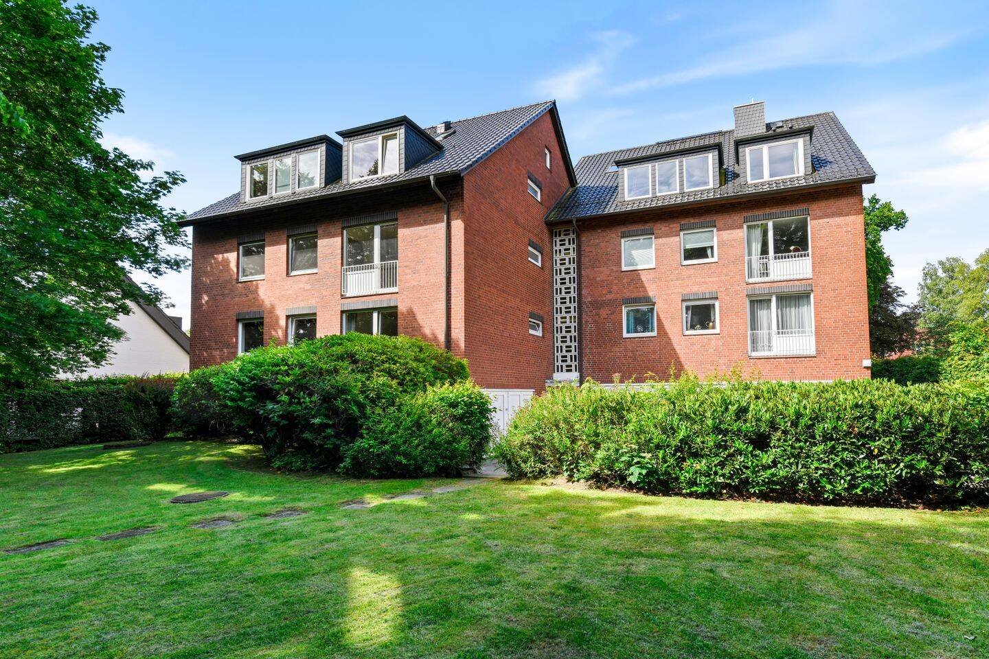 Naturnah. Ruhig. Besonders. Dachgeschosswohnung am Alsterlauf mit Balkon und Garage, 22397 Hamburg (Wandsbek Duvenstedt Lemsahl-Mellingstedt Wohldorf-Ohlstedt)