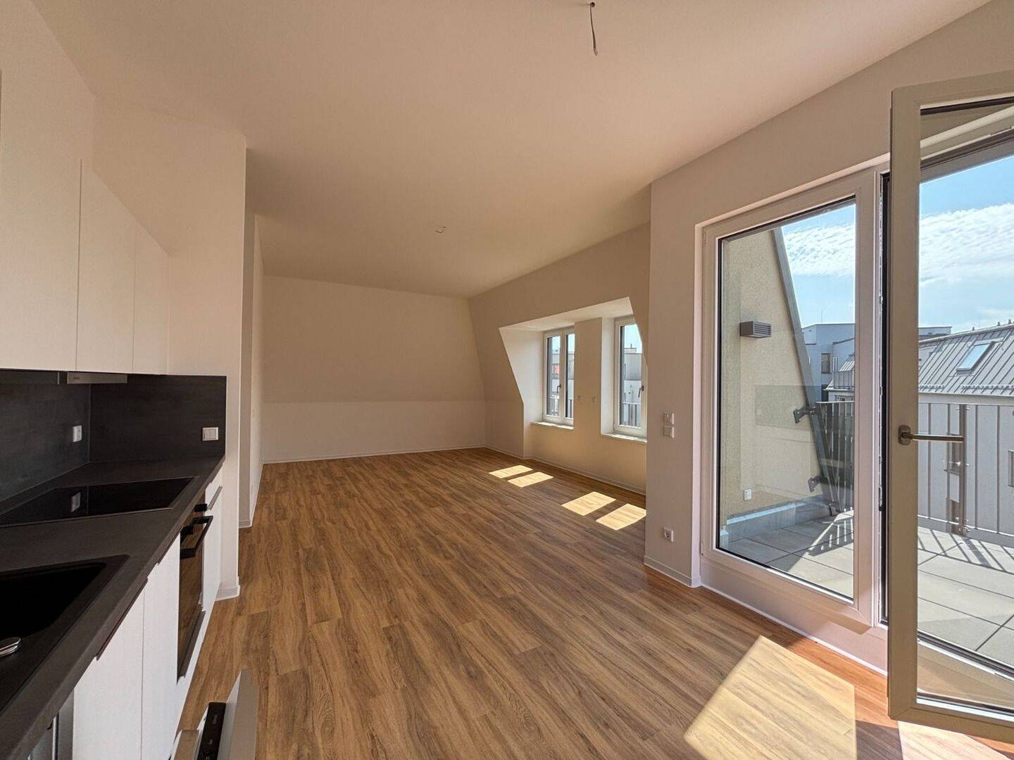 GANZ OBEN! Geräumige 3-Zi.-Whg. mit Tageslicht + EBK und Balkon !!!, 1159 Dresden