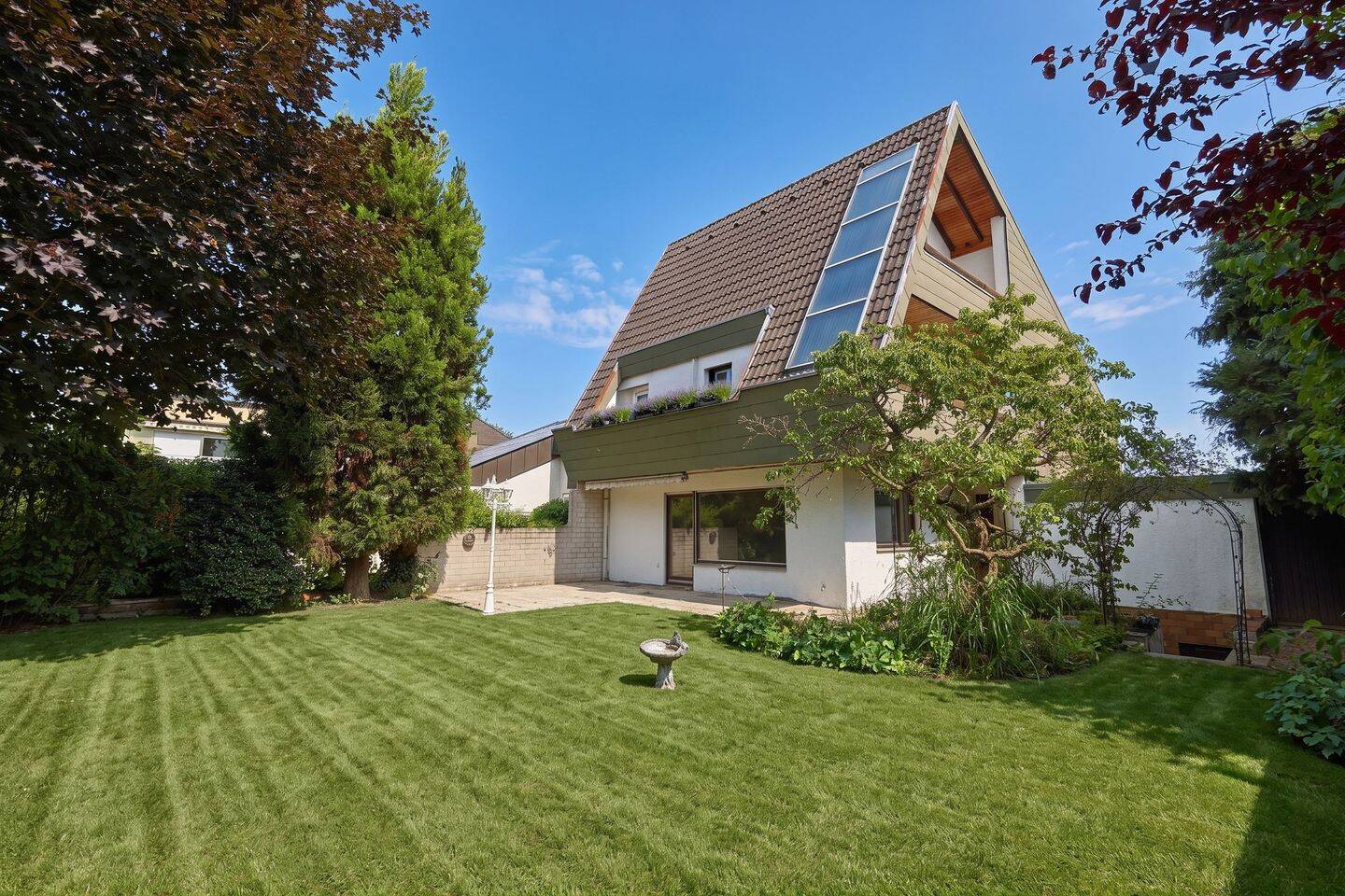 Großzügiges Einfamilienhaus mit tollem Garten und Gestaltungspotenzial, 71229 Leonberg