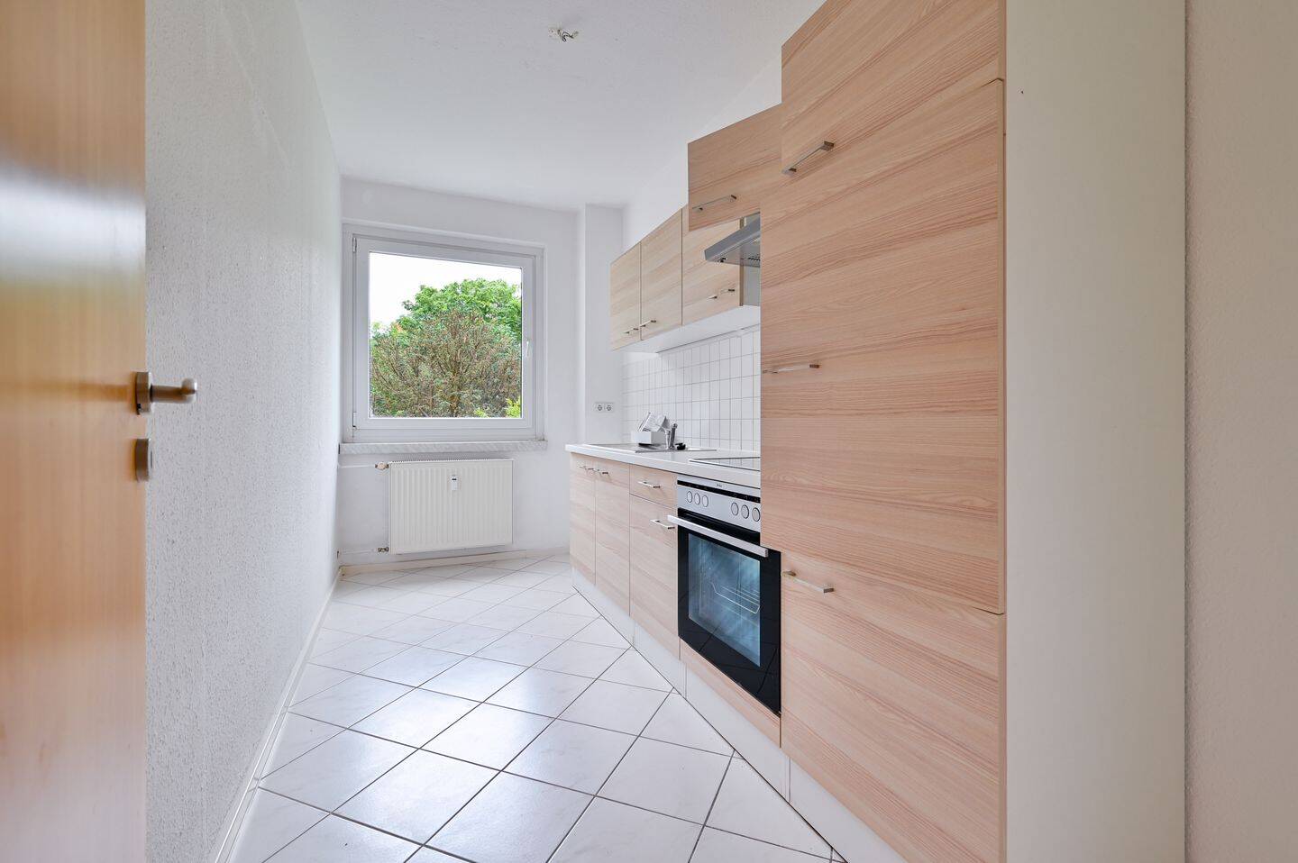 gepflegte 2 Raum Wohnung mit Einbauküche, Aufzug, Balkon und ruhiger Lage in Chemnitz + Stellplätze, 9119 Chemnitz (Helbersdorf Kapellenberg Kappel Zentrum)