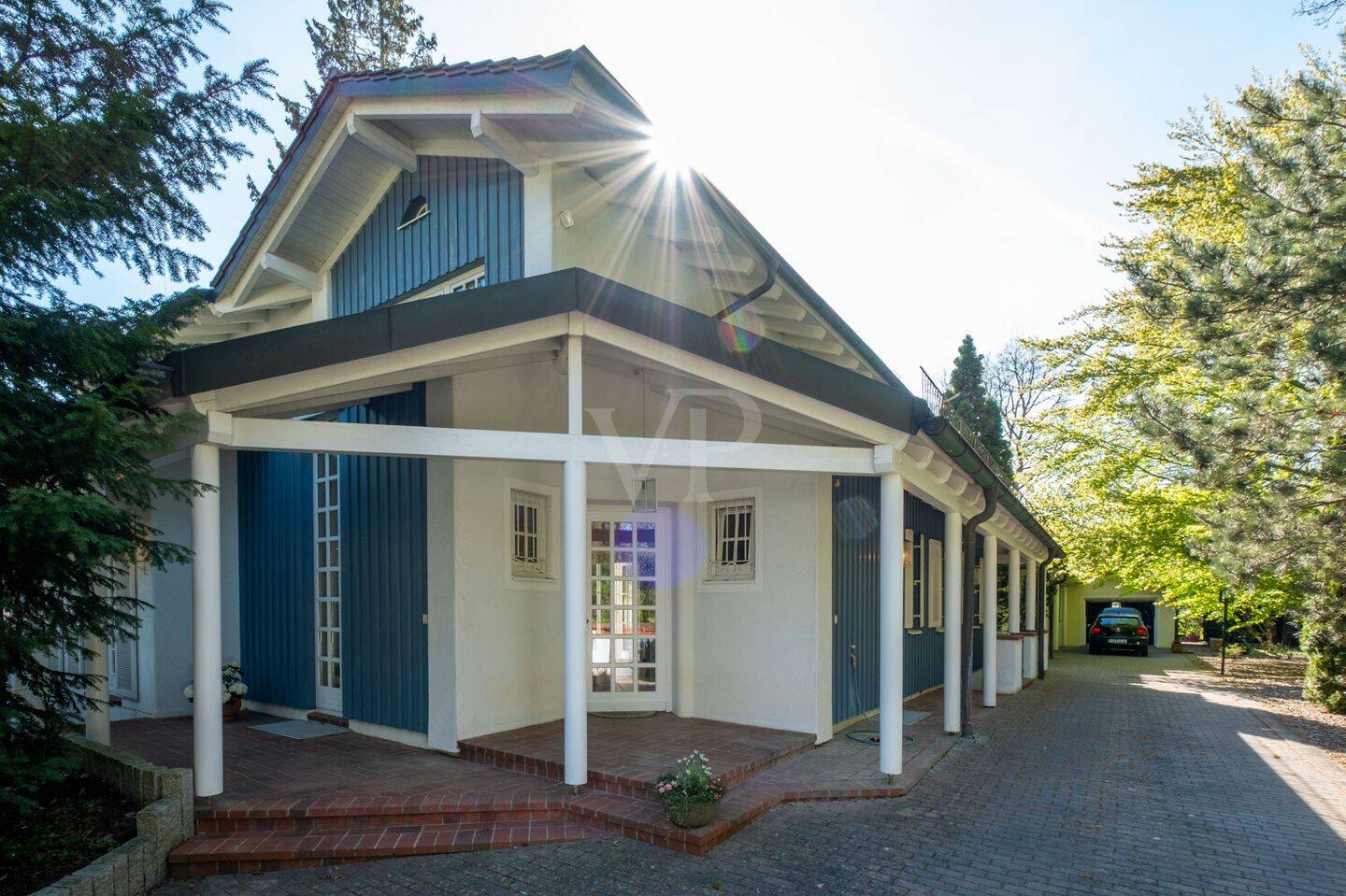 Landhaus mit mediterranen Stilelementen mit Einliegerwohnung, Gewerbeanteil sowie eigenem Waldstück, 85598 Vaterstetten