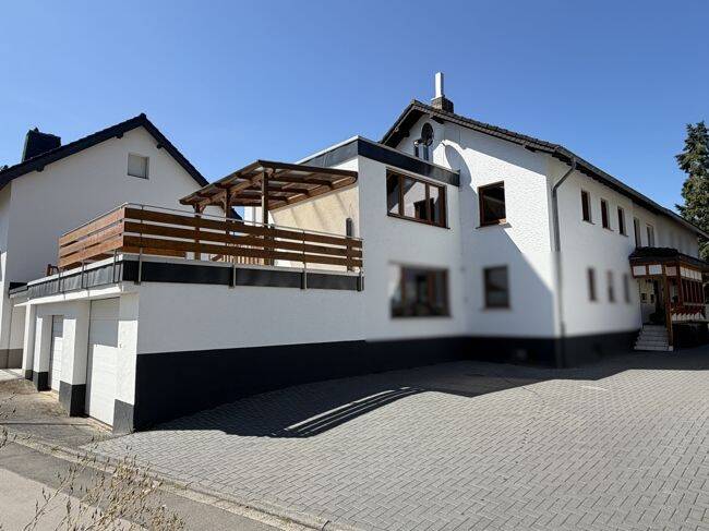 Geräumige, helle Eigentumswohnung (~ 90 m²) mit großer Dachterrasse, Balkon, Lagerräumen & Garage, 53937 Schleiden