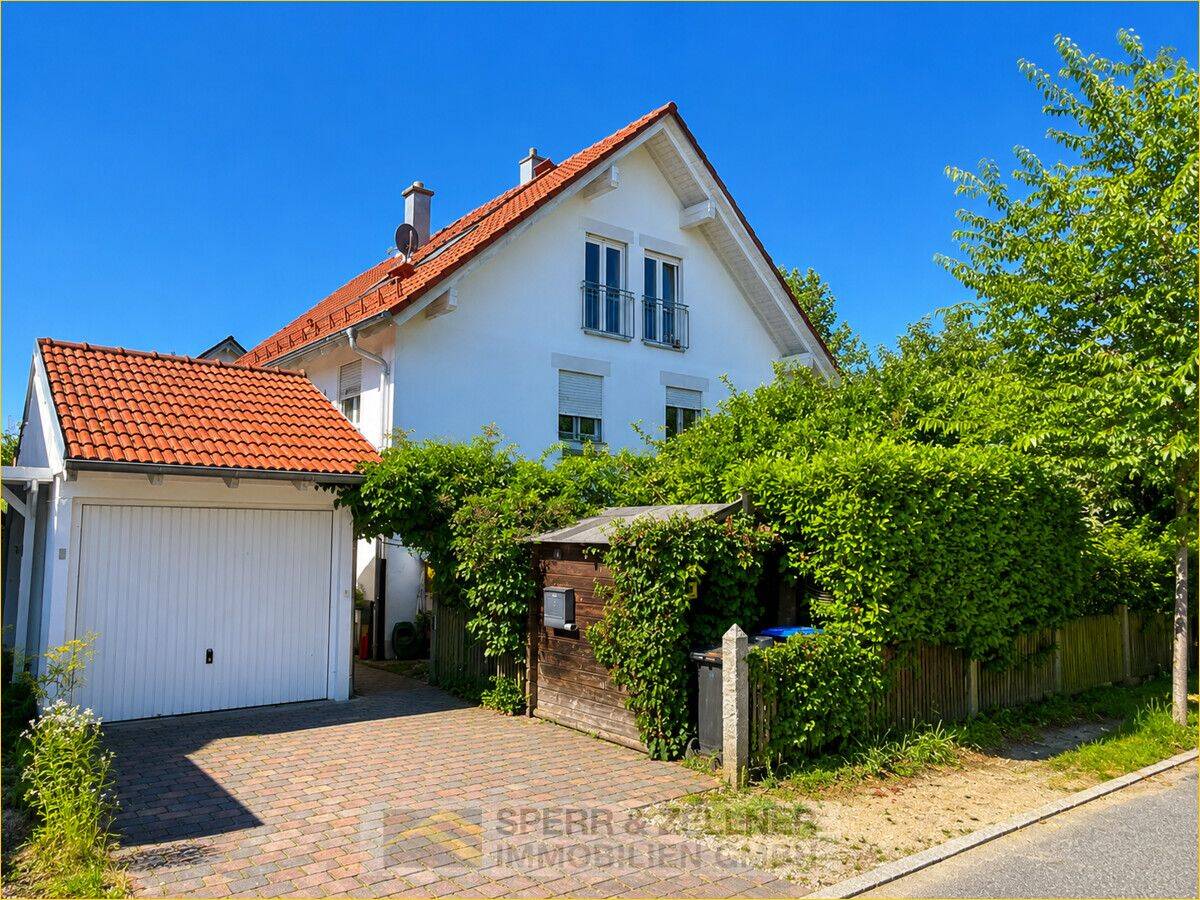 Dorfen – Moderne Doppelhaushälfte in ruhiger Siedlungslage mit großem, sonnigem Garten und Garage, 84405 Dorfen