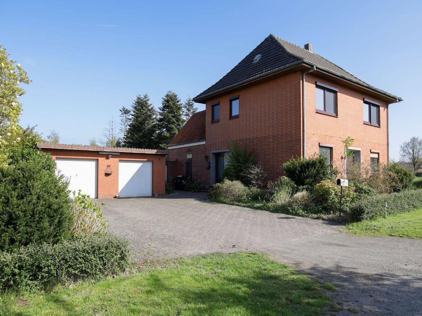 Ein-/Zweifamilienhaus in nahezu Alleinlage mit großem Grundstück in Syke-Barrien, 28857 Syke