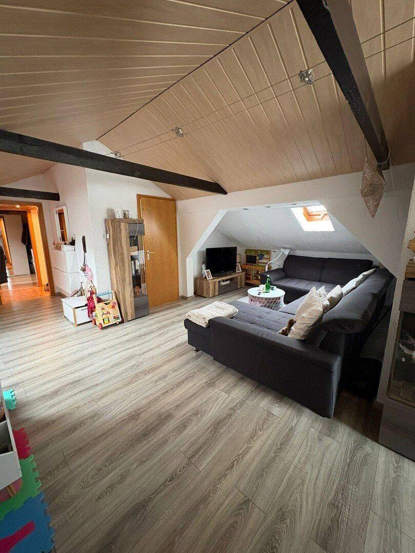 Helle Dachgeschosswohnung mit Garten, Garage und ruhiger Lage in Bad Endbach, 35080 Bad Endbach