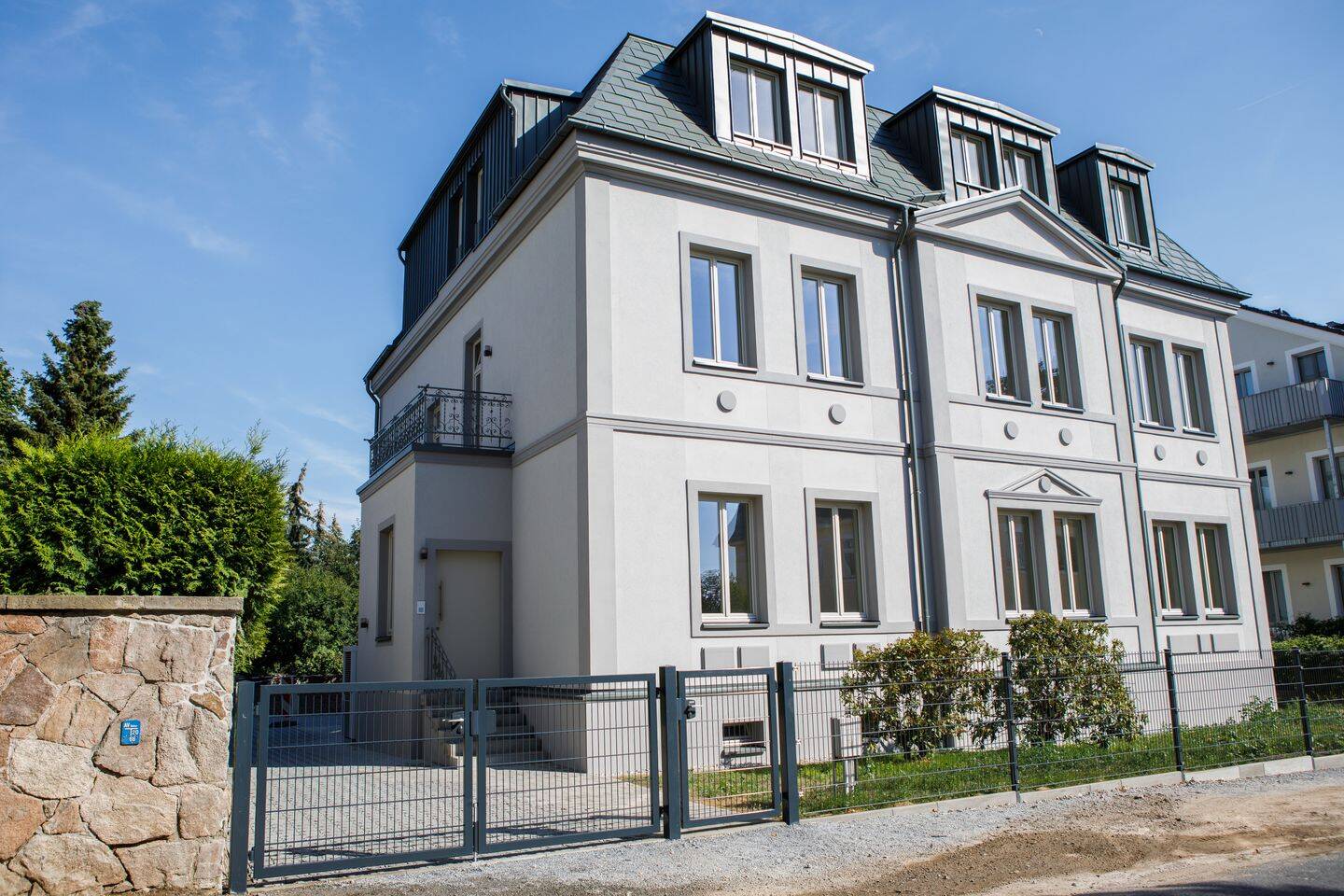 Historischer Charme trifft moderne Eleganz: 4-Raum-Wohnung in bester Radebeuler Villenlage, 1445 Radebeul