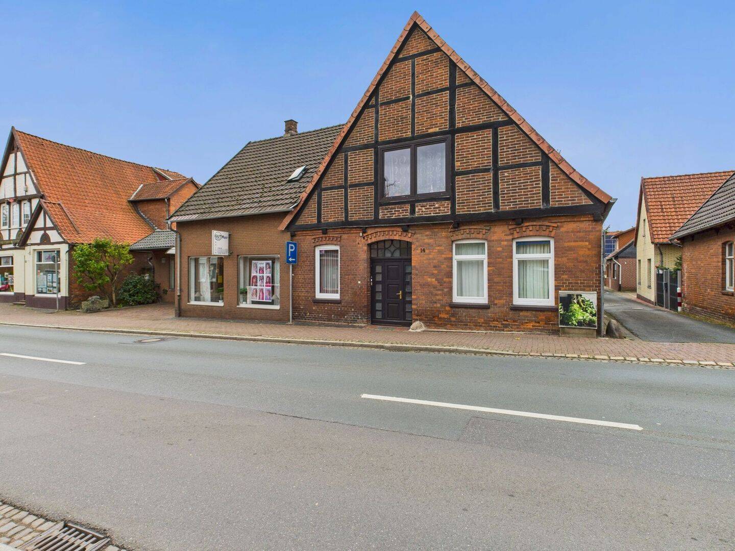 Flexibel nutzbare Gewerbeeinheit plus zwei vermietete Wohnungen, 31618 Liebenau