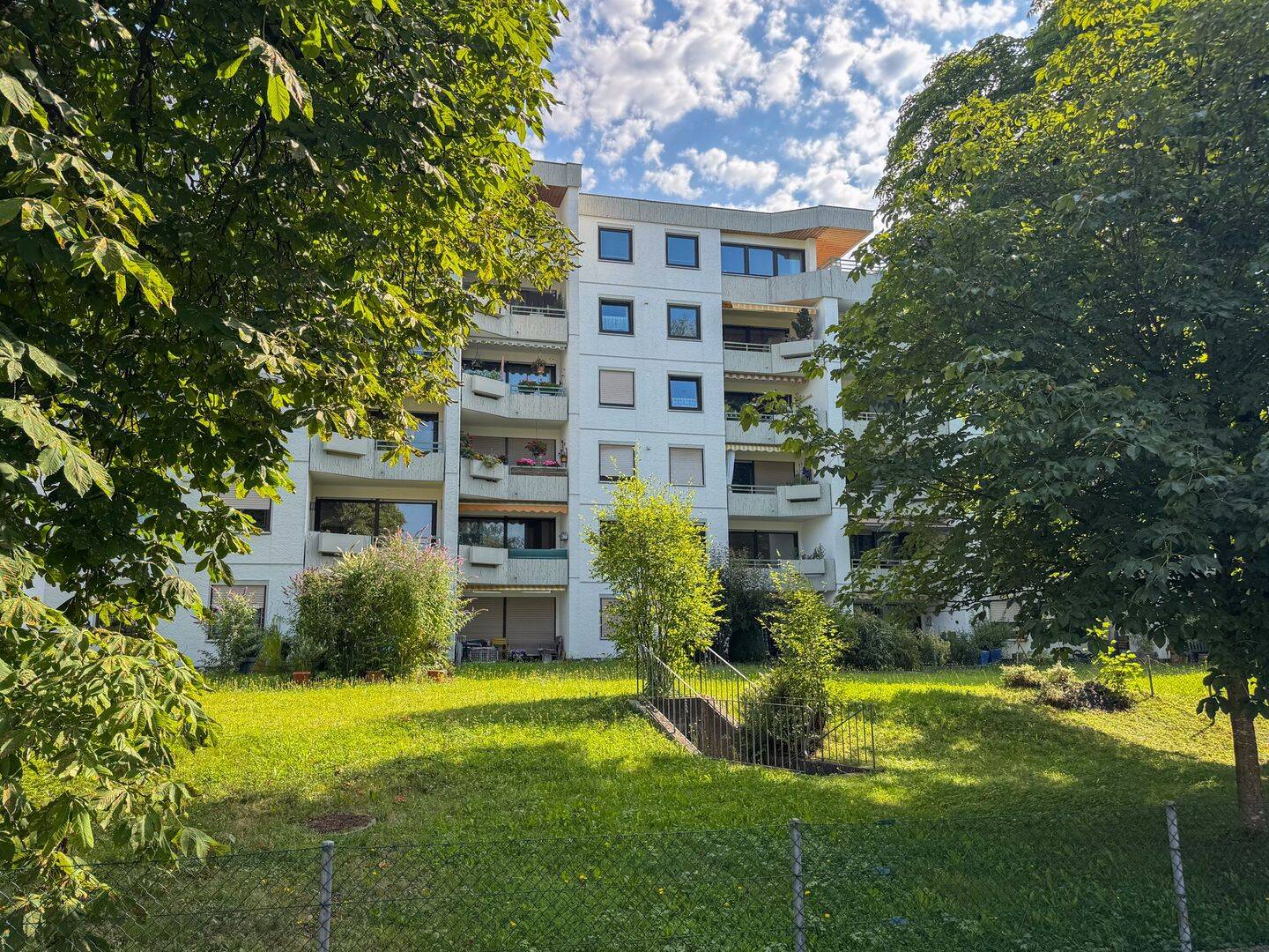 Frisch sanierte 3-Zimmer-Wohnung mit großem Balkon und Blick ins Grüne, 83026 Rosenheim (Aising Happing Pang Süd)