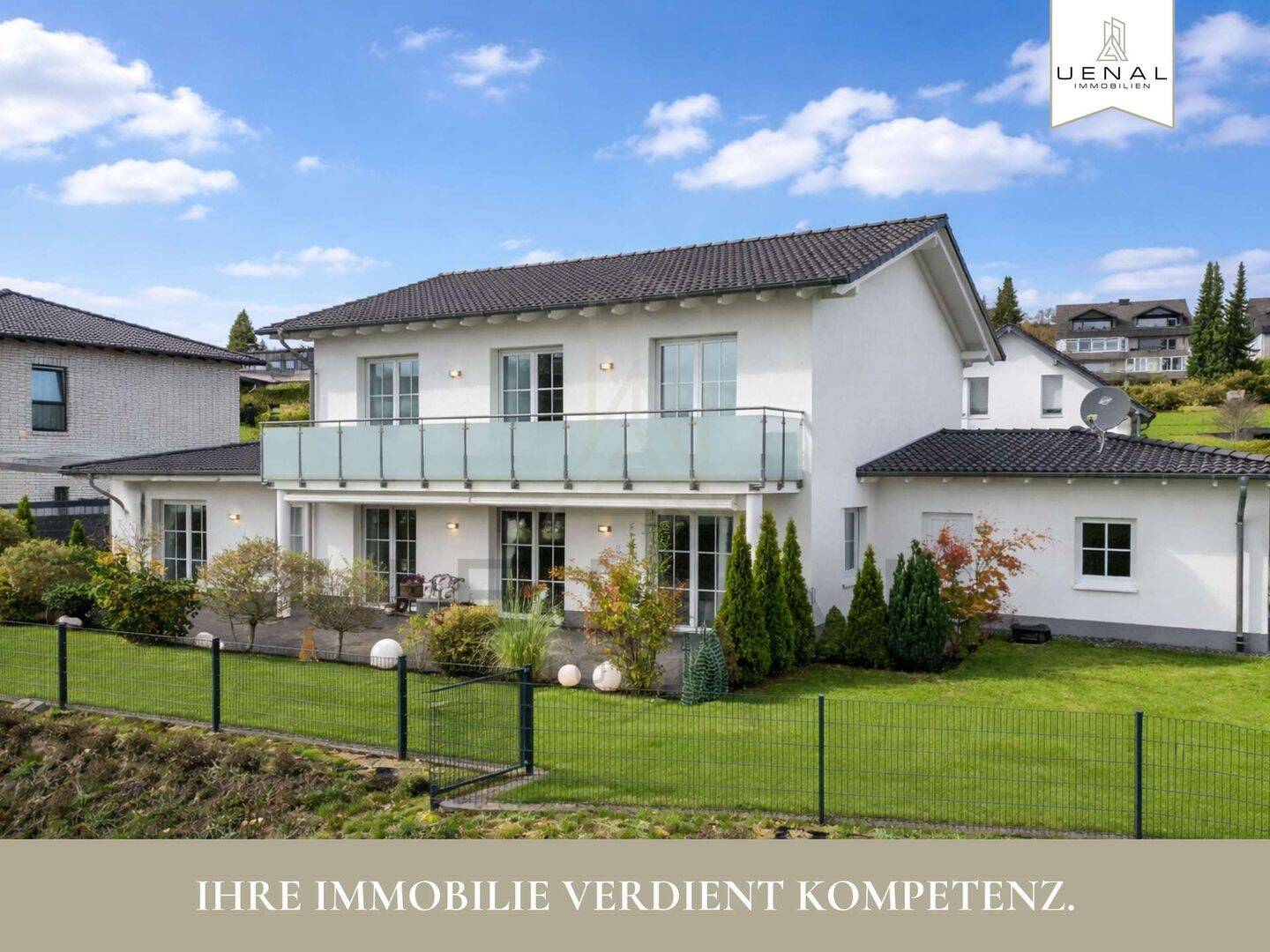 Neuenrade: Neuwertige Villa mit Einliegerwohnung & Wärmepumpe (A+), 58809 Neuenrade