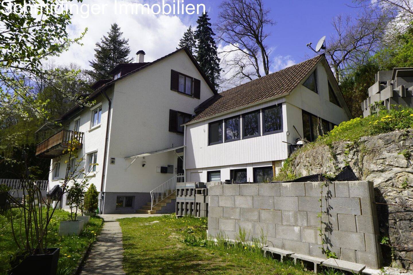 Großzügiges 3-Familienhaus mit stilvollem Nebengebäude im Wald, 88400 Biberach an der Riß
