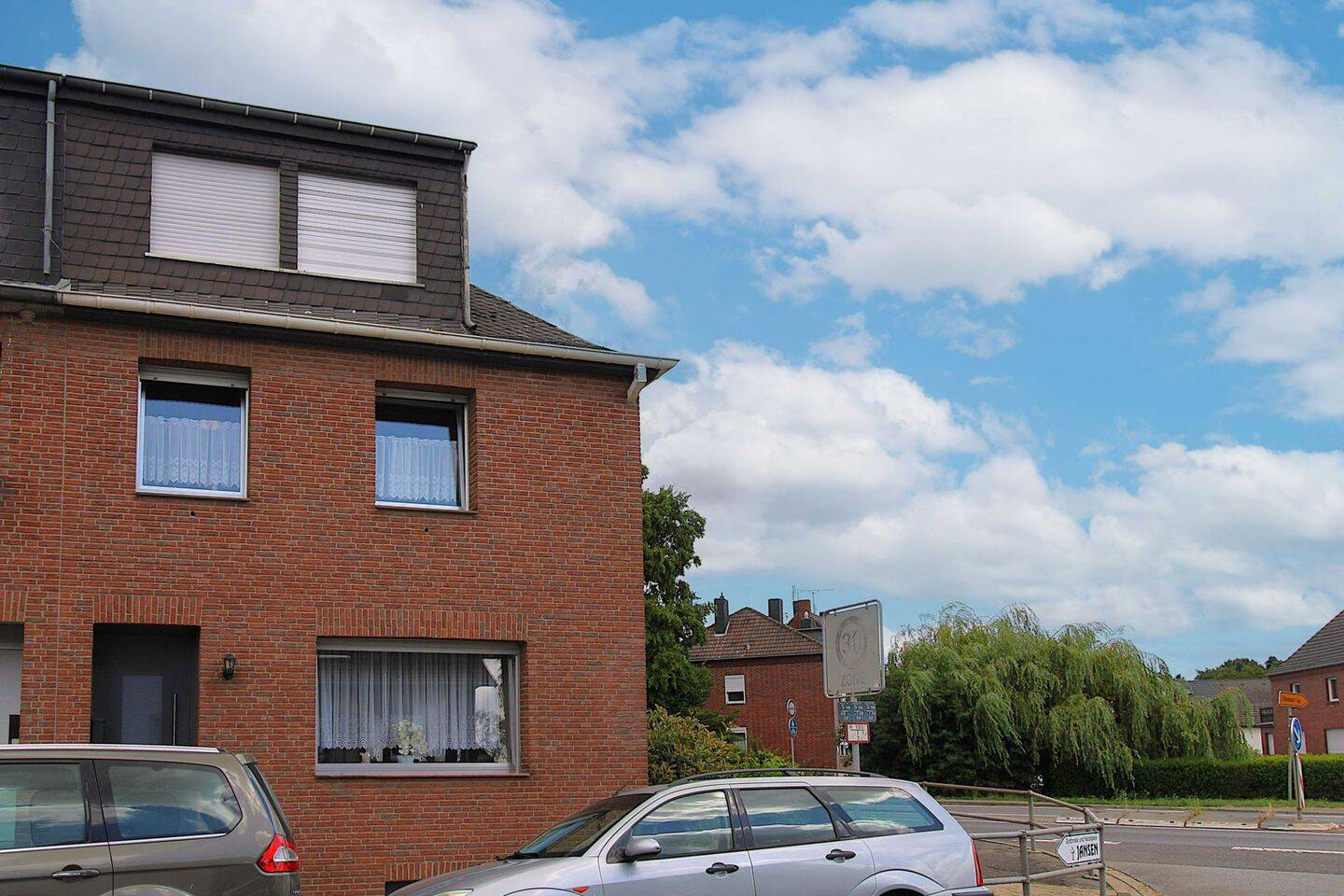 Einfamilienhaus mit Garage und separatem großen Gartenbereich in Linnich-Körrenzig, 52441 Linnich