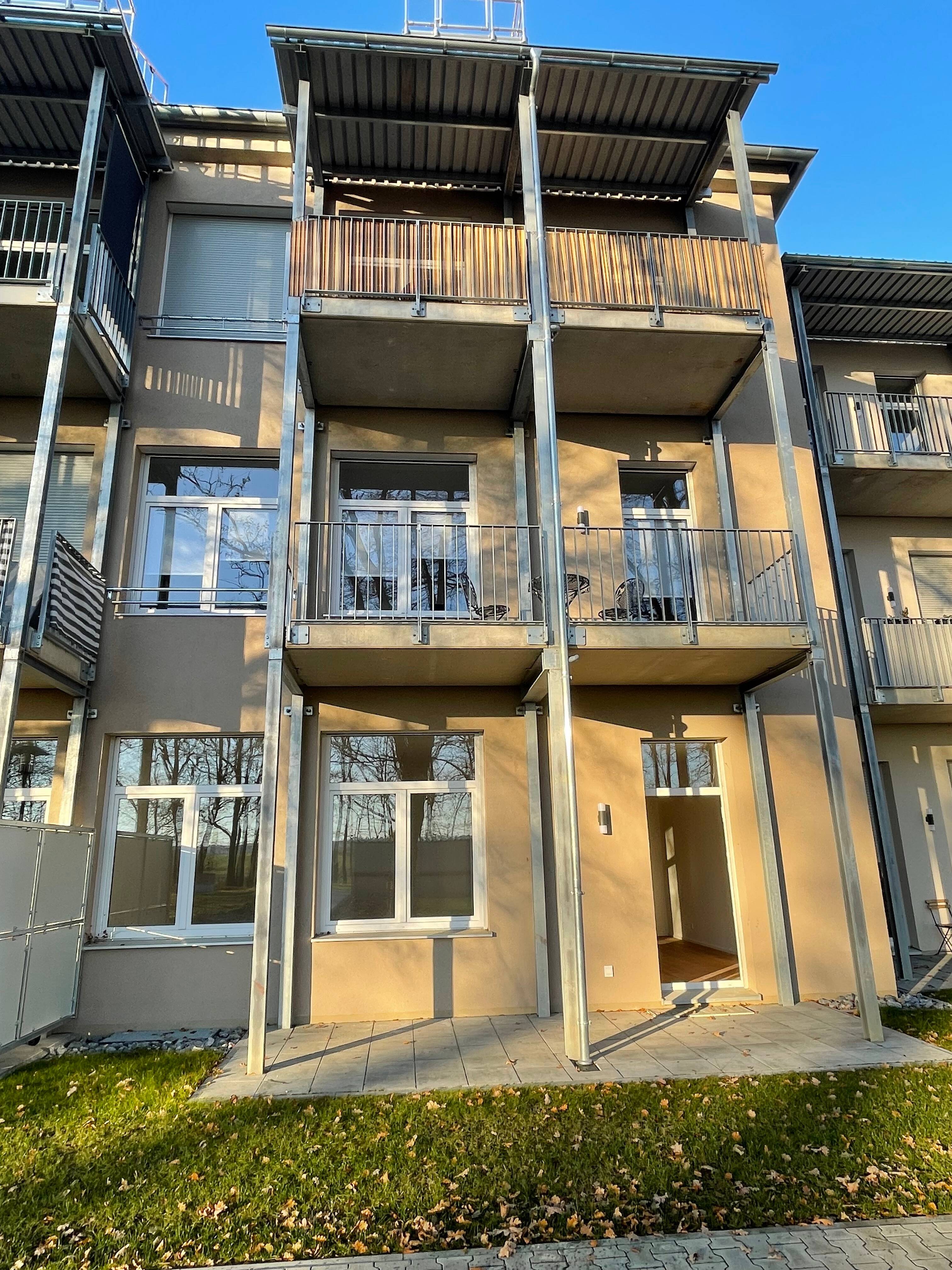 Neue Erstbezug-Wohnung im Erdgeschoss mit großer Terrasse u.v.m. mit Blick in den Park im Süden von Amberg, 92224 Amberg