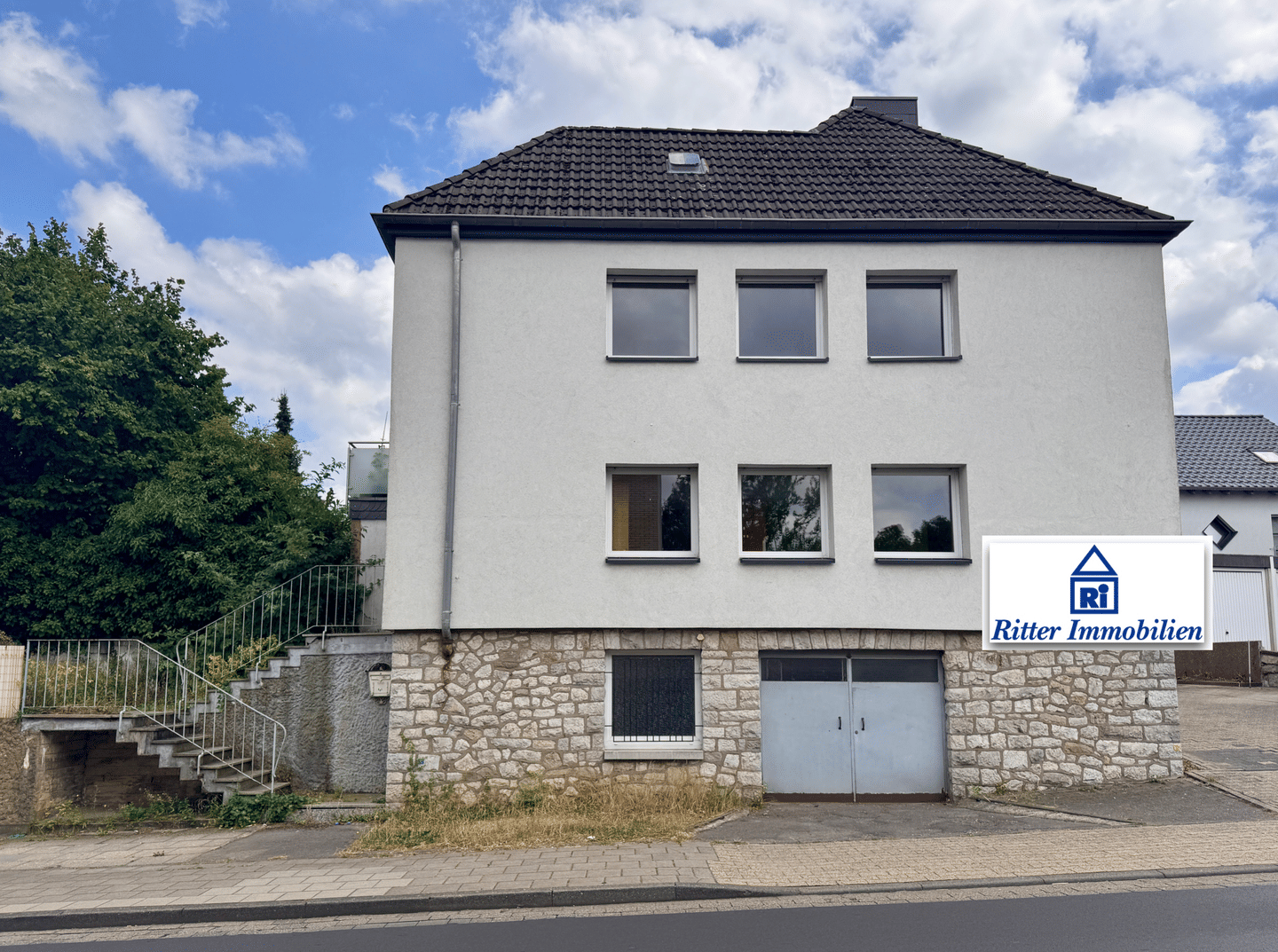 Ritter Immobilien e.K.:Attraktives, einseitig angebautes Haus mit Garage, Stellplatz und Terrasse!, 52223 Stolberg (Rhld.)