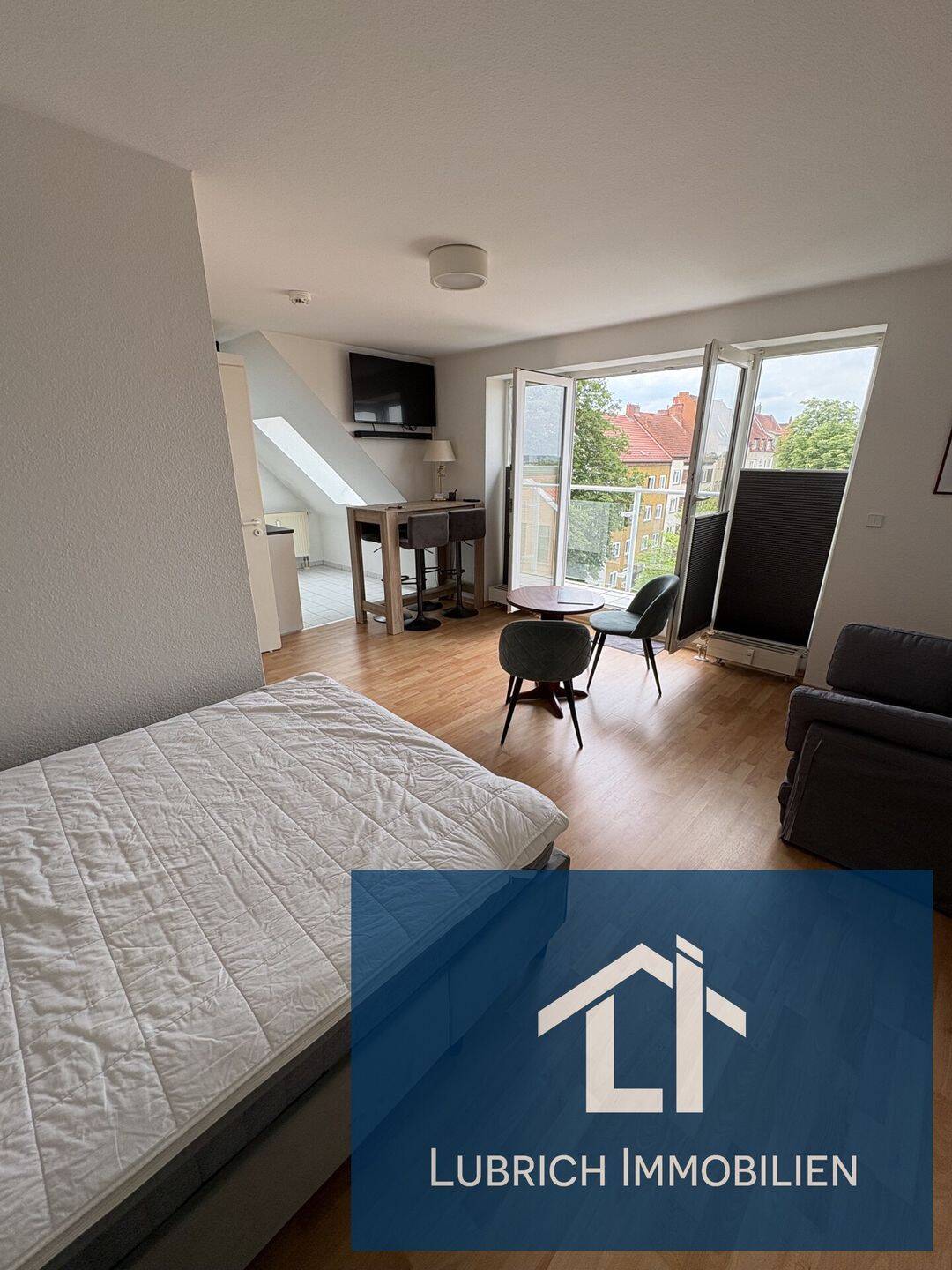 Möblierte DG-Wohnung mit Balkon, Aufzug & TG-Stellplatz, 99089 Erfurt (Altstadt Andreasvorstadt Berliner Platz Ilversgehofen Rieth)