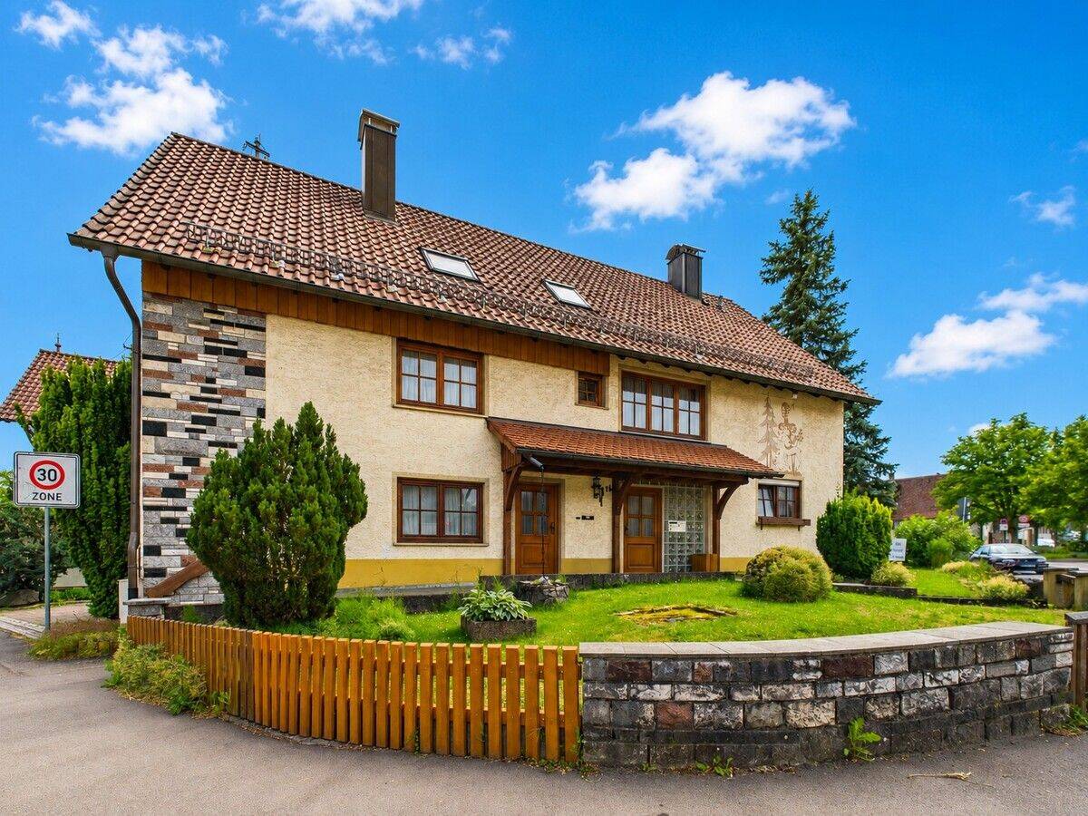Wohnhaus mit zwei Gebäudeteilen in Rottweil-Neukirch, 78628 Rottweil