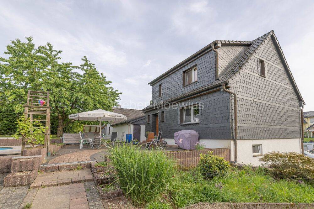 Mehr Platz, mehr Möglichkeiten: Zwei Einfamilienhäuser, Pool und Baugrundstück, 51545 Waldbröl
