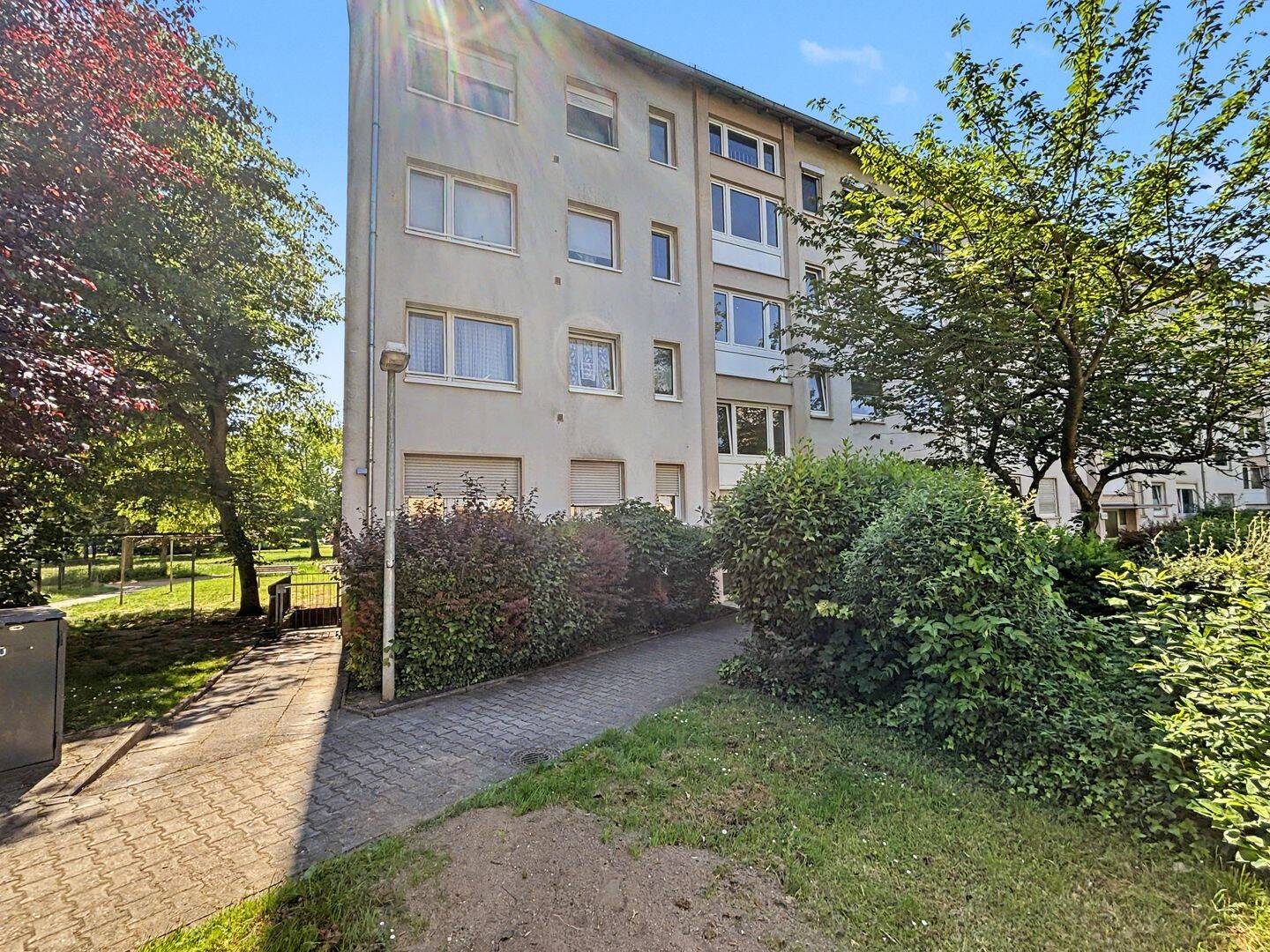 Komfort trifft Wohnqualität – Erdgeschosswohnung mit 2 Bädern und Balkon in Frankfurt am Main, 60528 Frankfurt am Main (Niederrad Sachsenhausen Schwanheim)