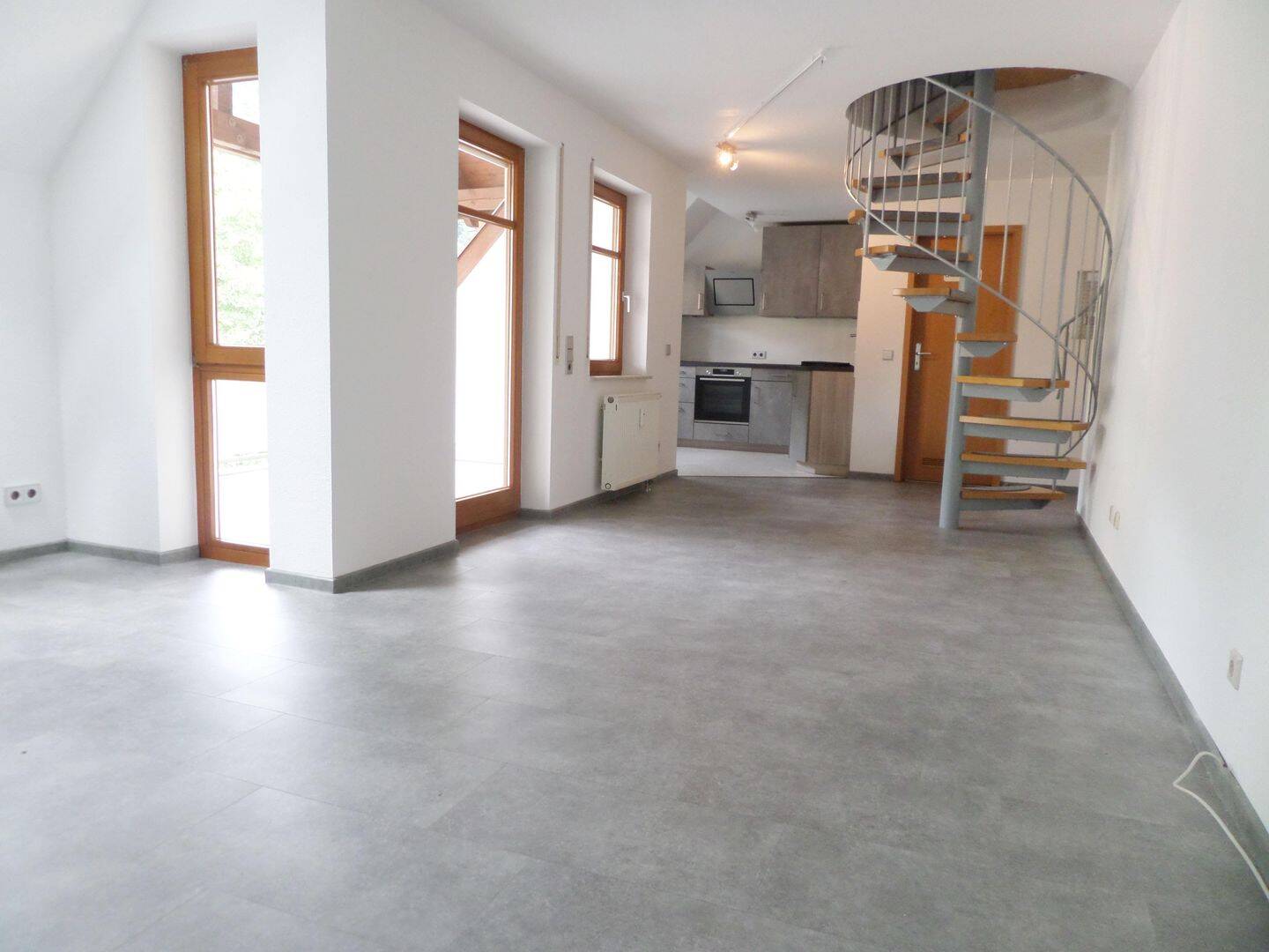 Traumhafte Maisonette-Wohnung mit besten Aussichten, 3,5 Zimmer, neuwertige EBK und Tiefgarage, 79688 Hausen im Wiesental